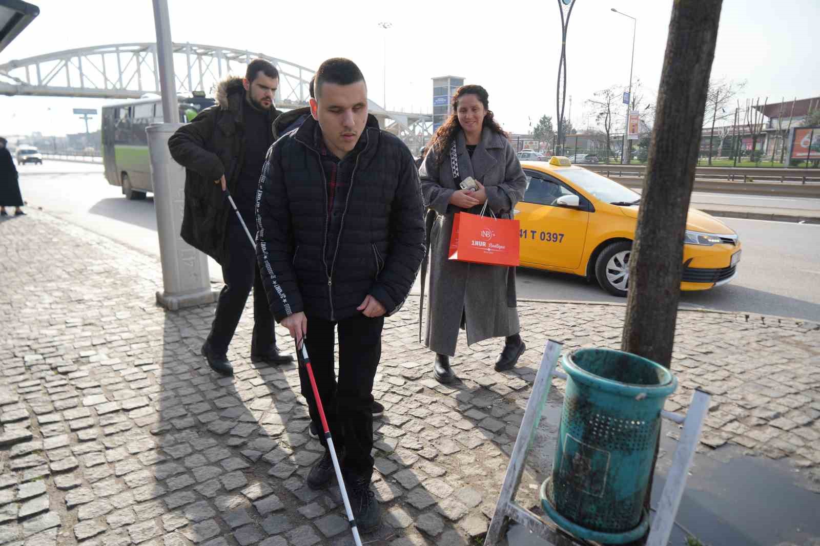 Görme engellilerin şehirdeki zorlu mücadelesi saniye saniye görüntülendi
