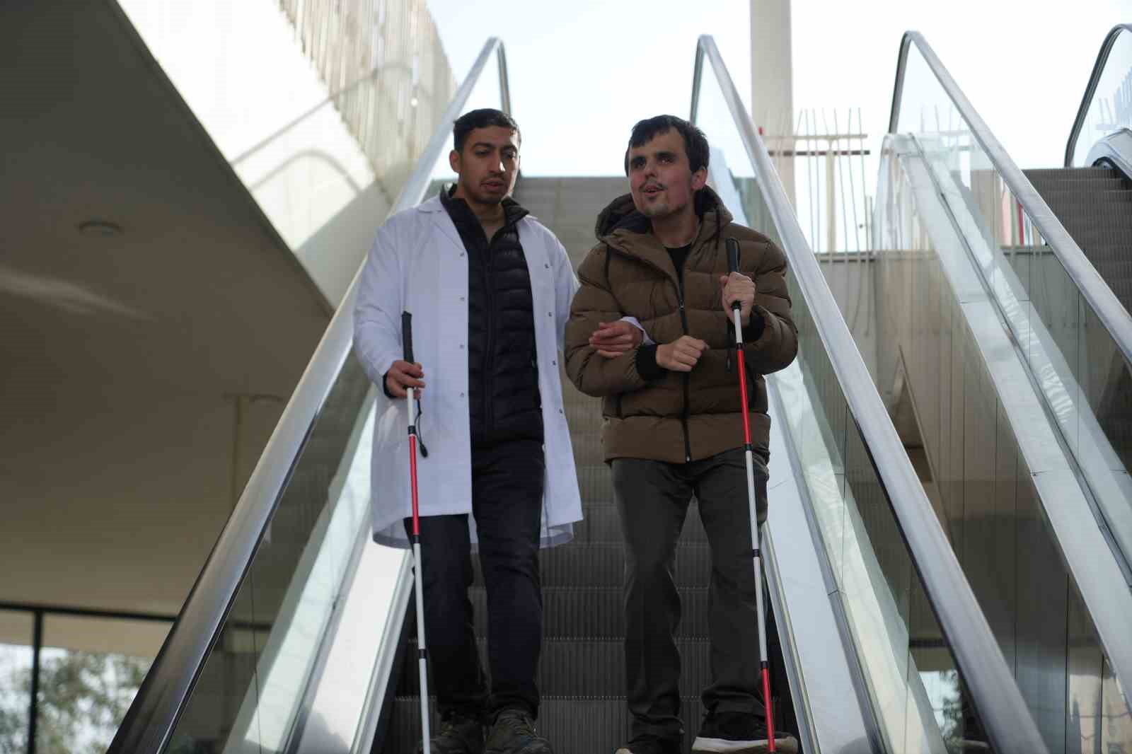 Görme engellilerin şehirdeki zorlu mücadelesi saniye saniye görüntülendi
