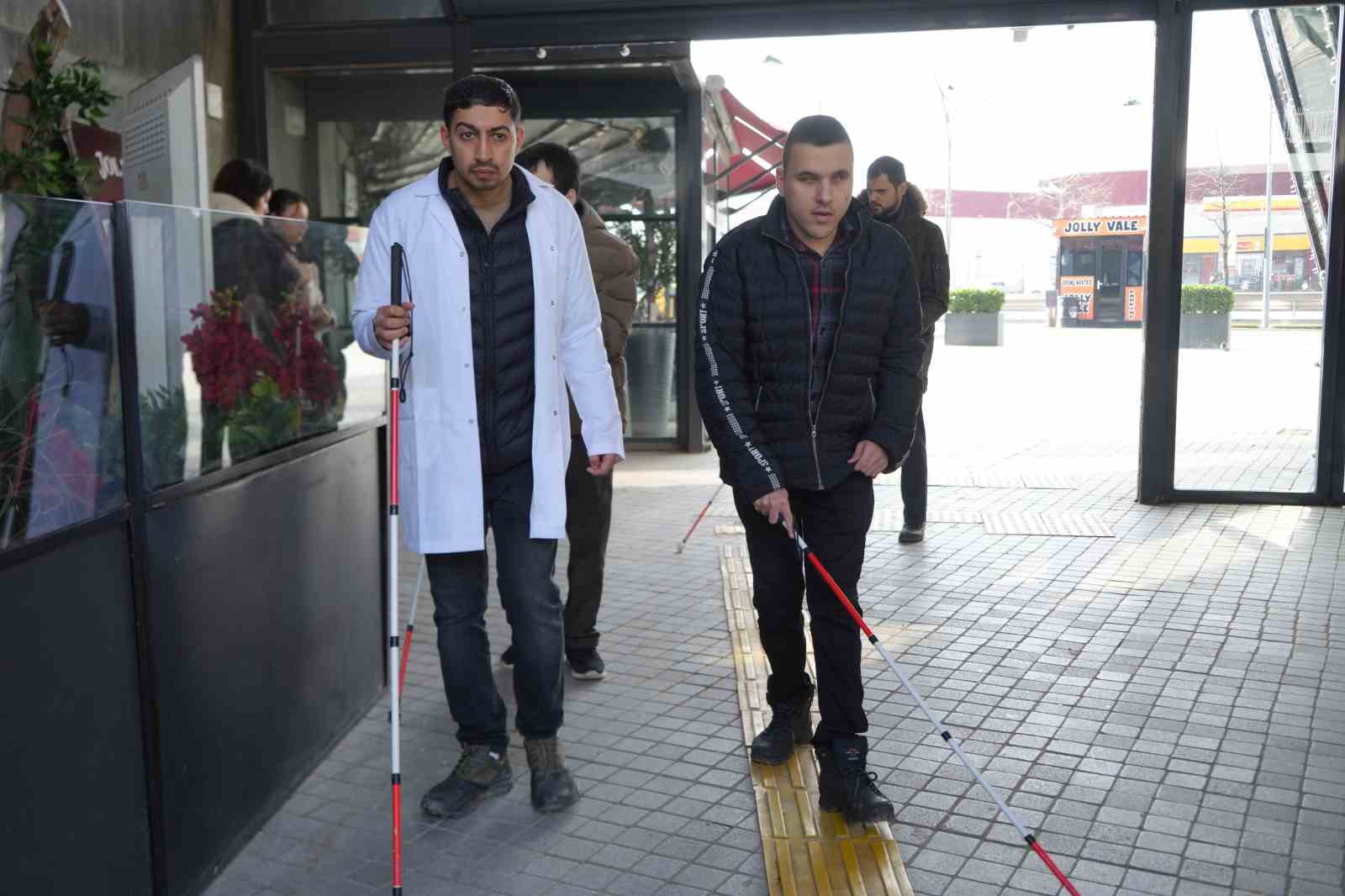 Görme engellilerin şehirdeki zorlu mücadelesi saniye saniye görüntülendi
