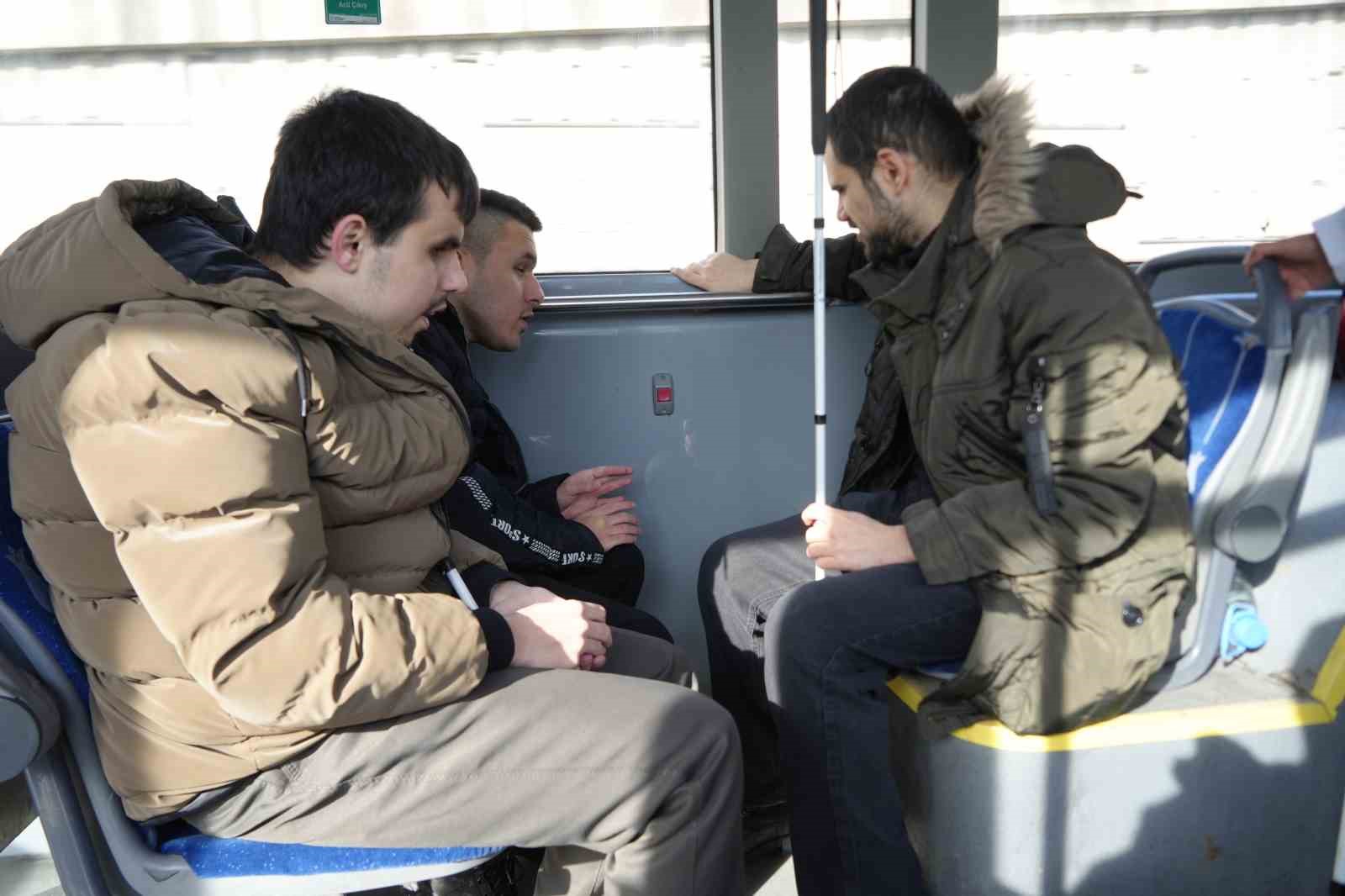 Görme engellilerin şehirdeki zorlu mücadelesi saniye saniye görüntülendi
