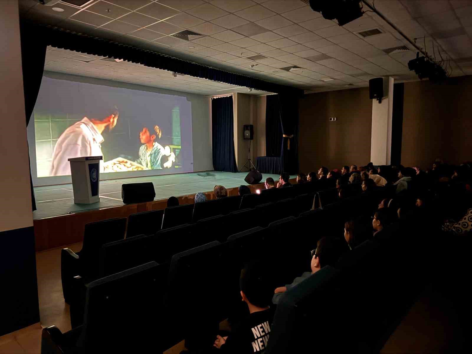 Görme görme engelliler için betimlemeli film gösterimi
