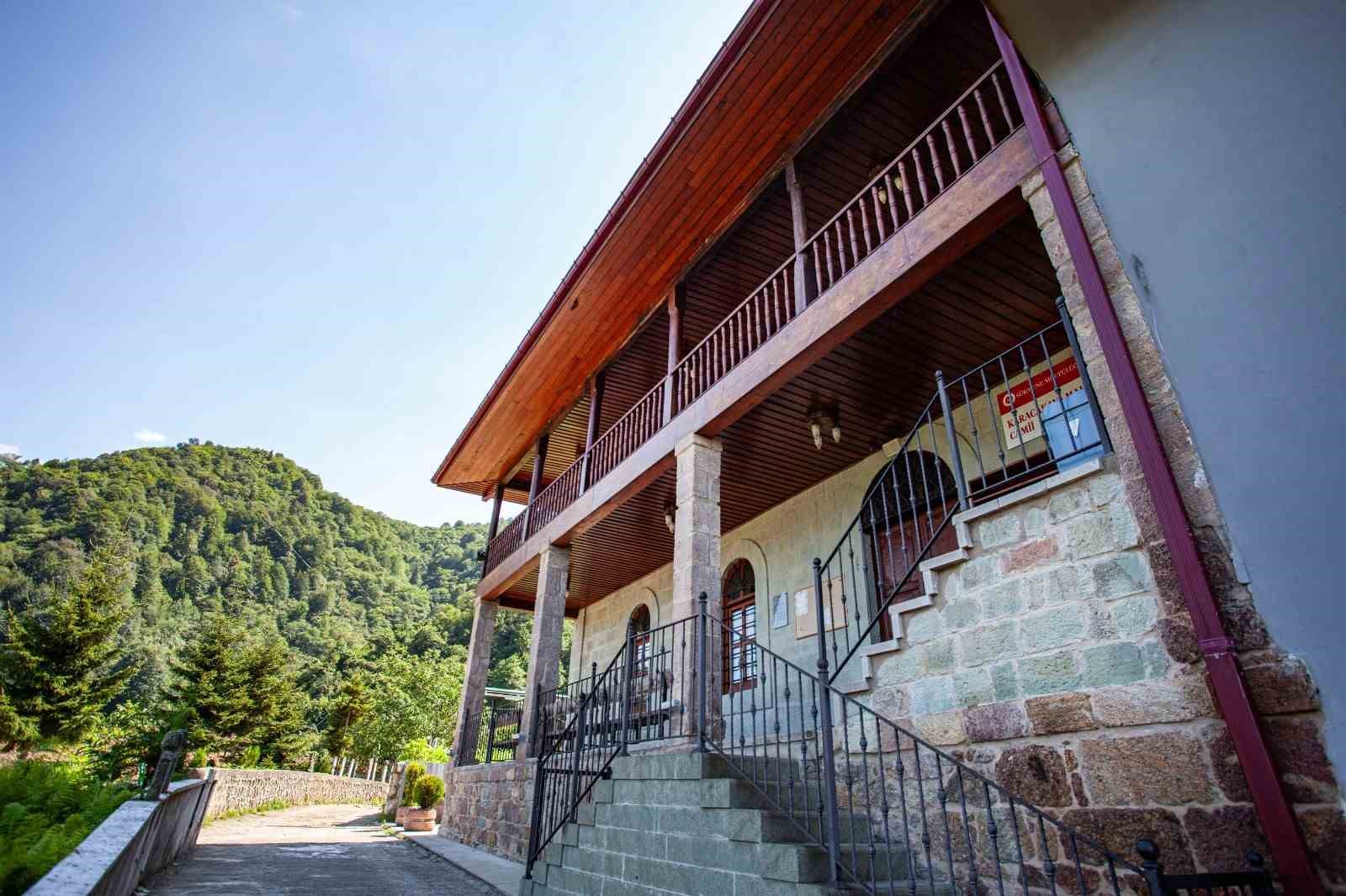 Görselliğiyle göz kamaştırıyor
Görselliğiyle göz kamaştırıyor