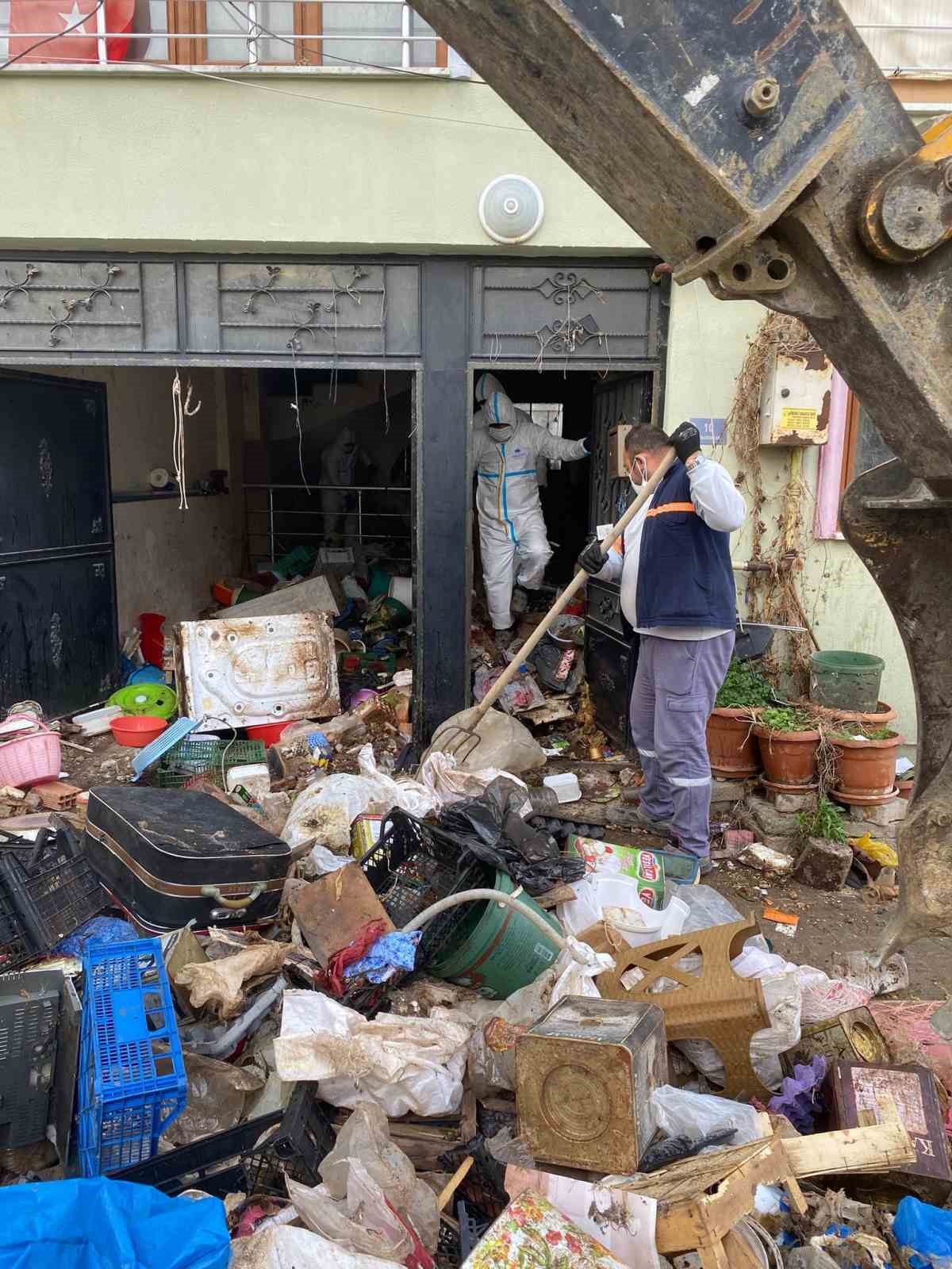 Görükle’de iki katlı çöp evden 9 kamyon çöp çıktı
