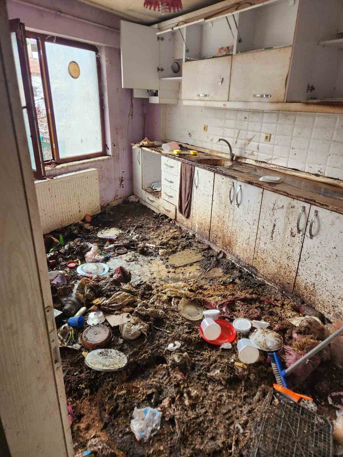 Görükle’de iki katlı çöp evden 9 kamyon çöp çıktı
