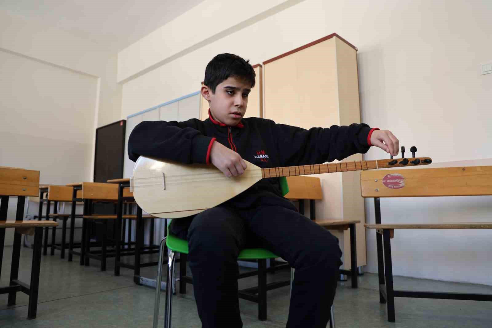 Gözleri görmeden hissederek çalıyor
