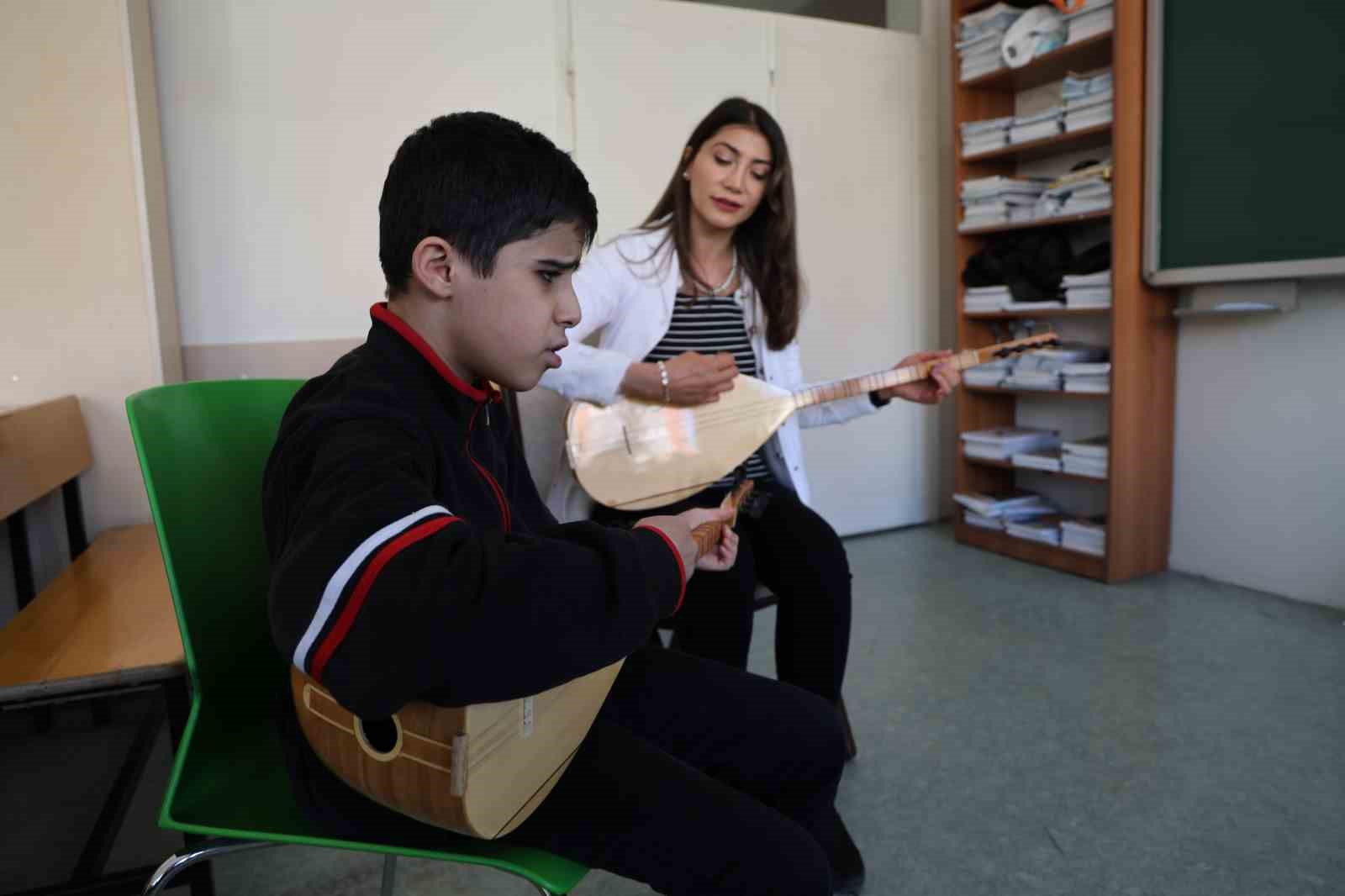 Gözleri görmeden hissederek çalıyor
