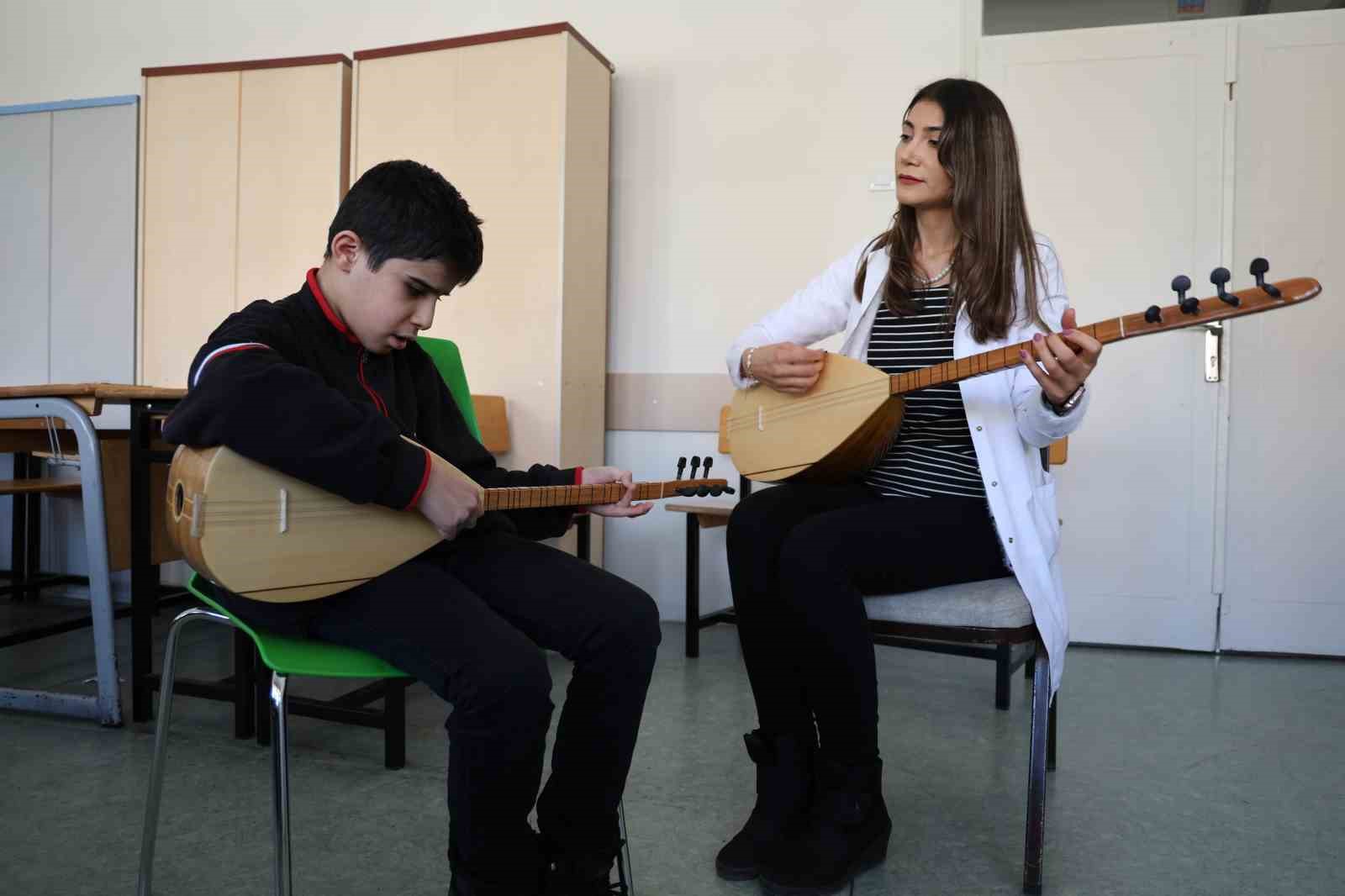 Gözleri görmeden hissederek çalıyor

