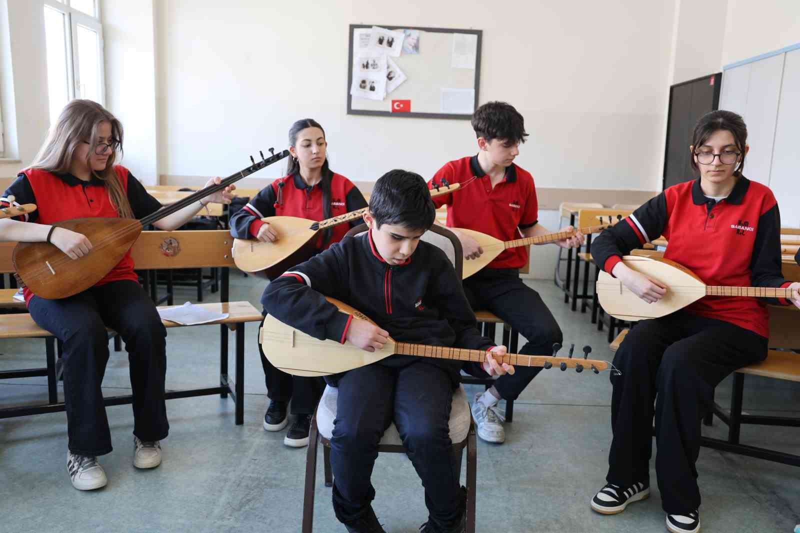 Gözleri görmeden hissederek çalıyor
