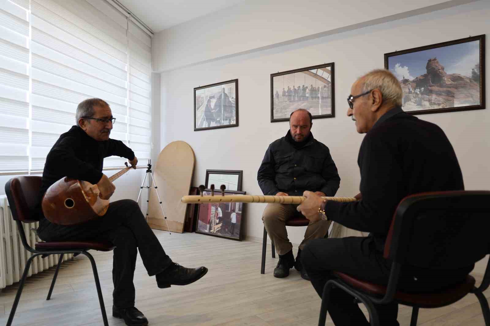 Gözleri görmüyor, hayata müzikle tutunuyor
