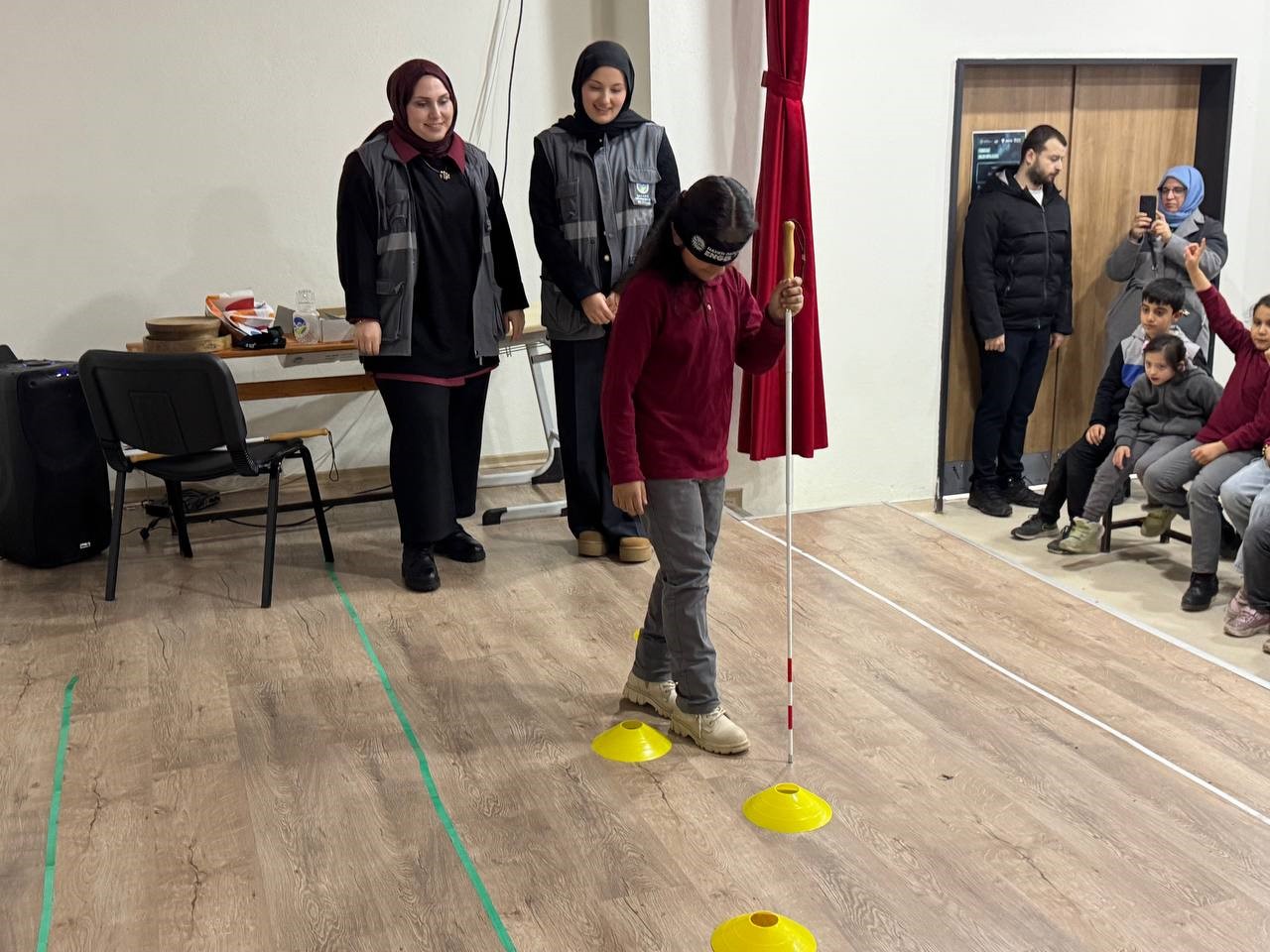 Gözlerini bağlayıp su doldurdular: Öğrencilere ’Beyaz Baston’ farkındalığı
