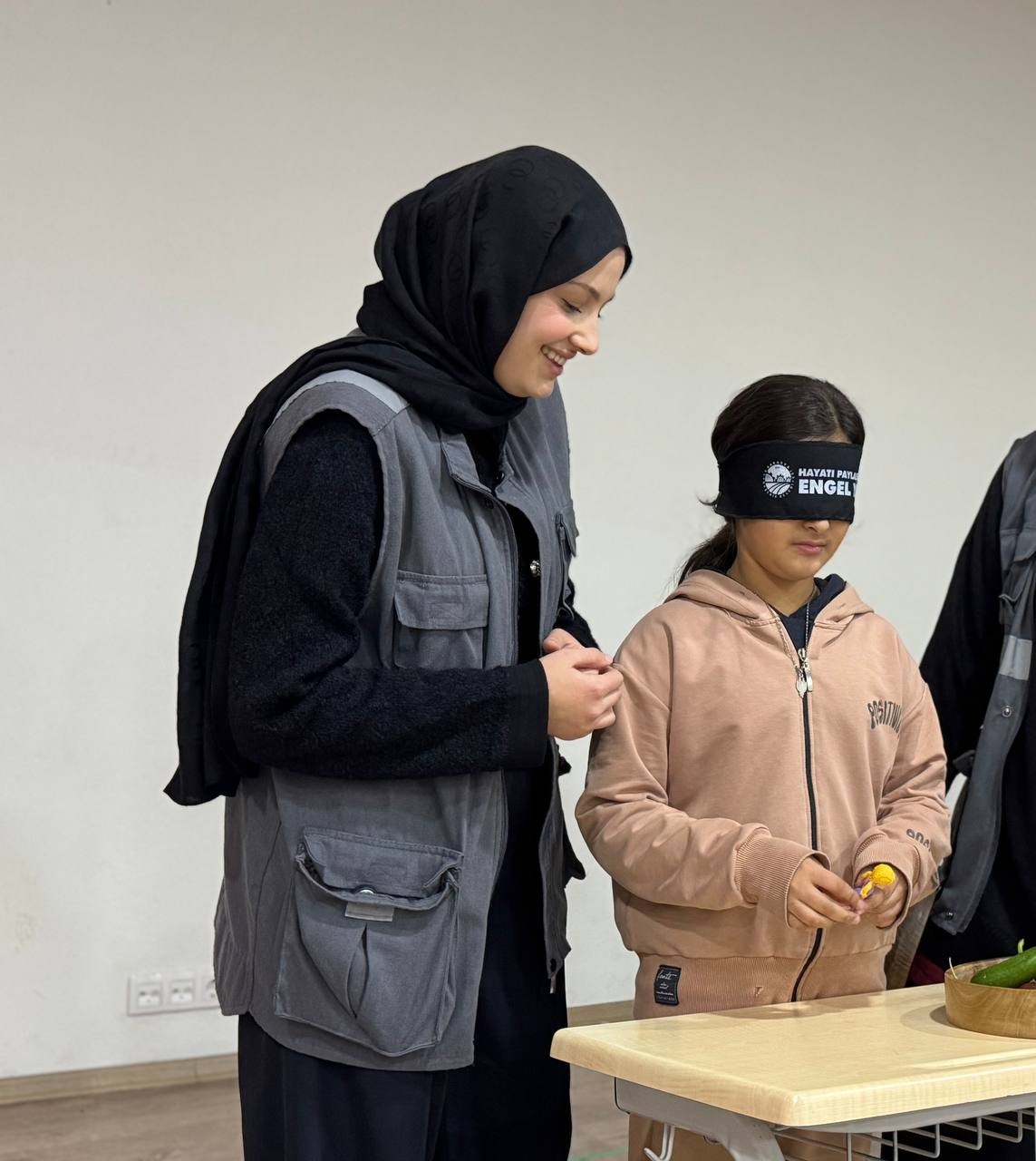 Gözlerini bağlayıp su doldurdular: Öğrencilere ’Beyaz Baston’ farkındalığı
