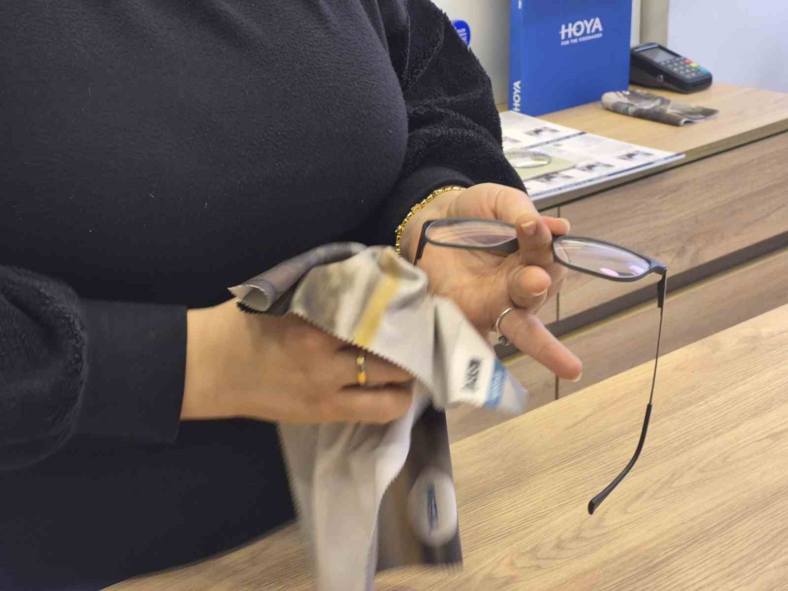 Gözlük uzmanından dijital ekran bağımlılığına karşı orijinal cam ve doğru filtreleme uyarısı
