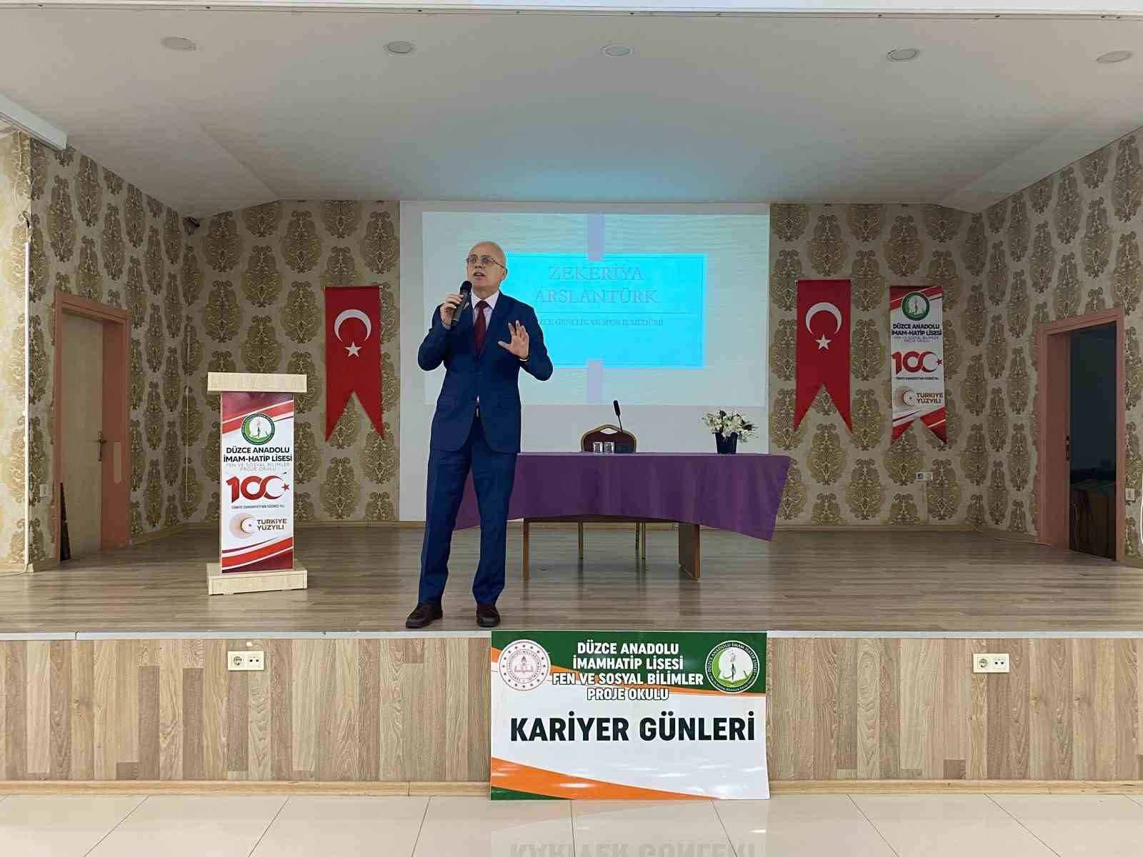 GSB Müdürü Kariyer günlerinde öğrencilerle buluştu
