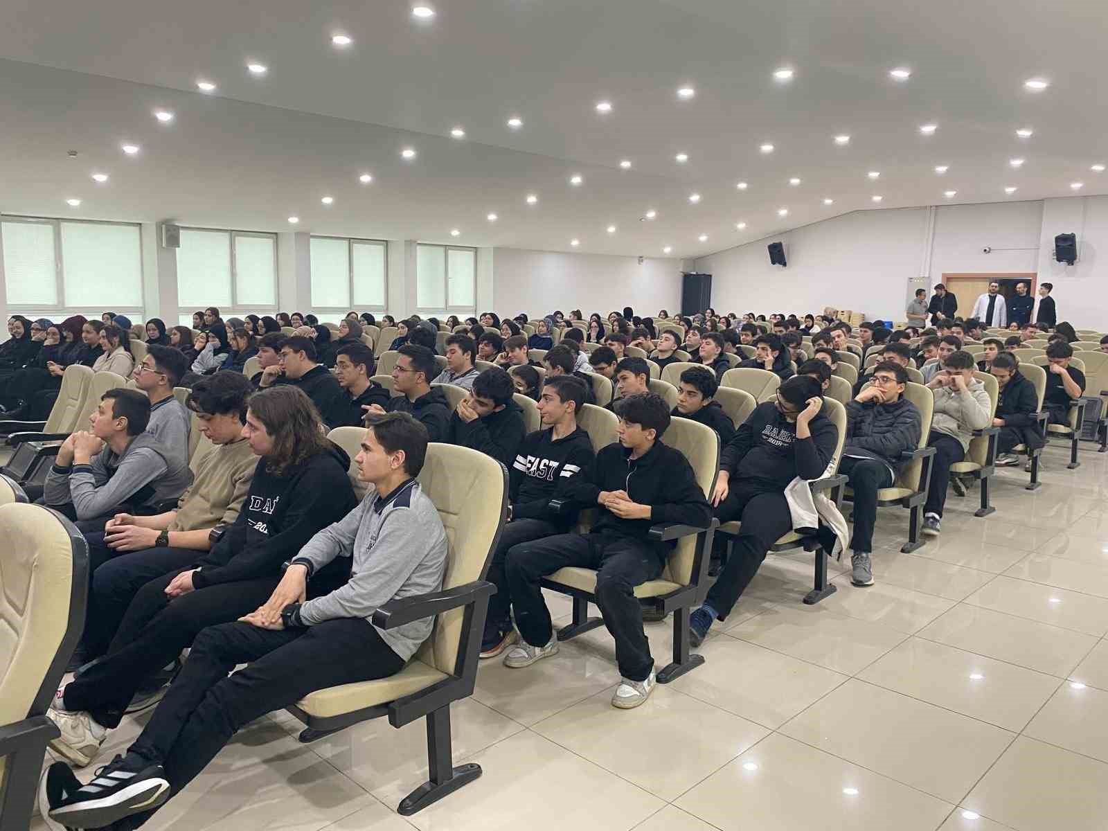 GSB Müdürü Kariyer günlerinde öğrencilerle buluştu
