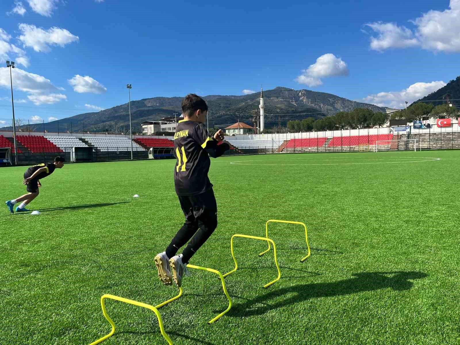 GSB Spor Okulları gençlere sporu sevdirmeye devam ediyor
