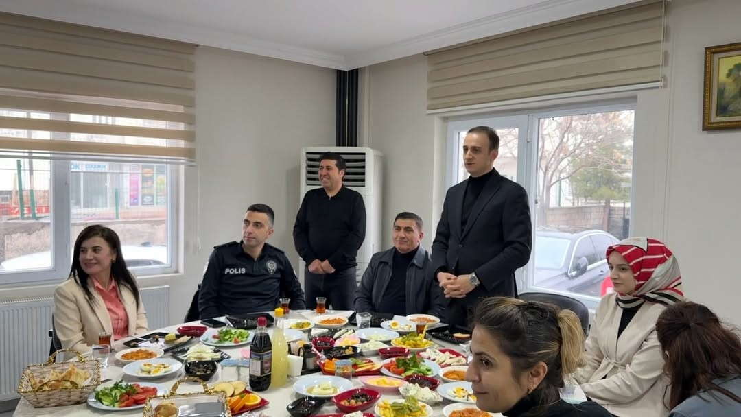 Güçlükonak’ta öğretmenlere sıcak karşılama
