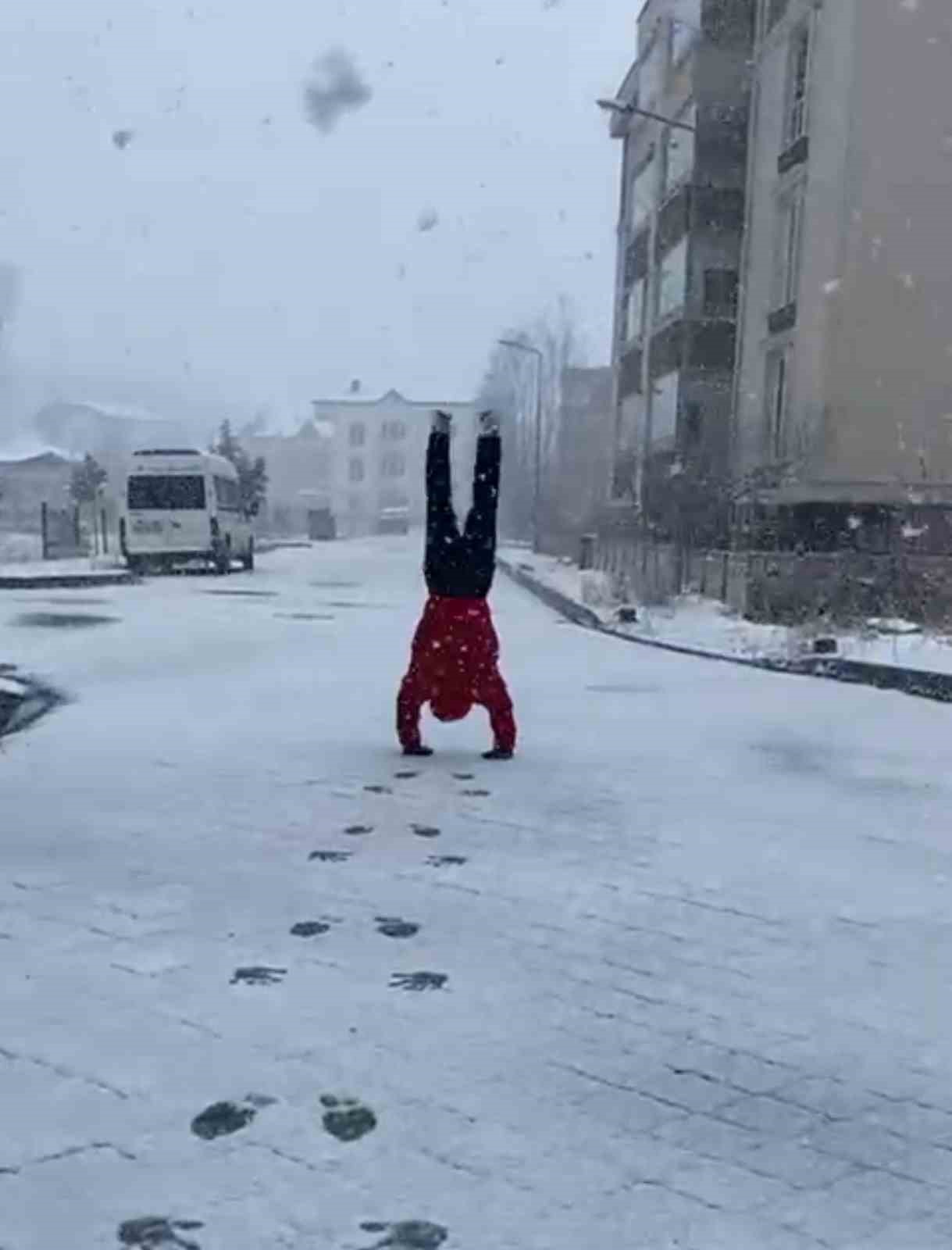 Guinness rekortmeni judocu kar sevincini 20 geri taklayla kutladı
