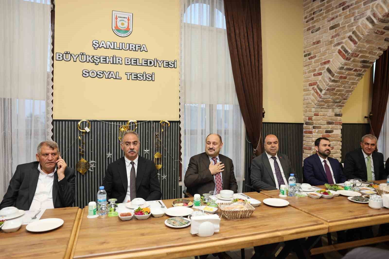 Gülpınar ilçe belediye başkanları ve meclis üyeleriyle iftarda buluştu
