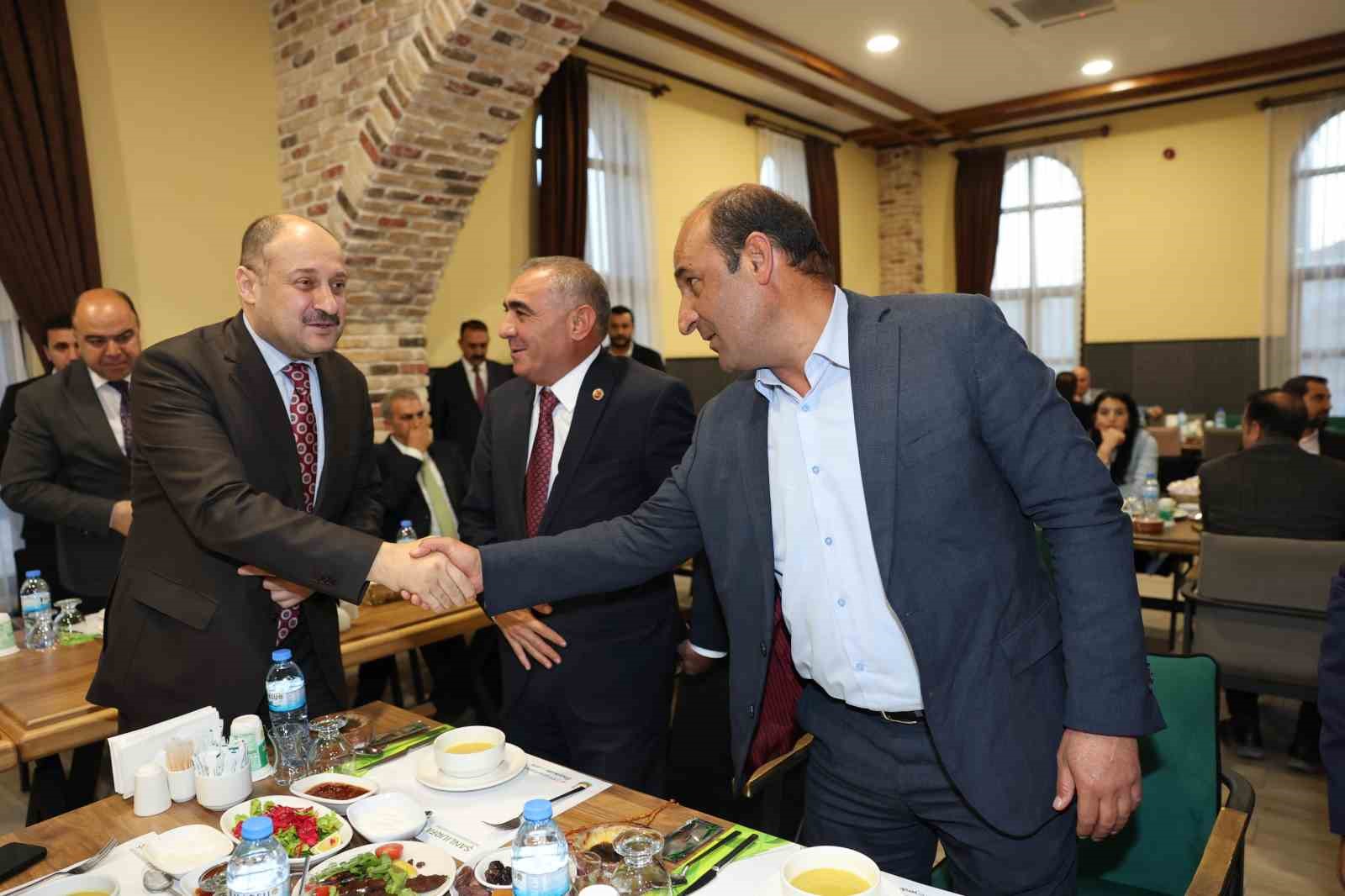 Gülpınar ilçe belediye başkanları ve meclis üyeleriyle iftarda buluştu
