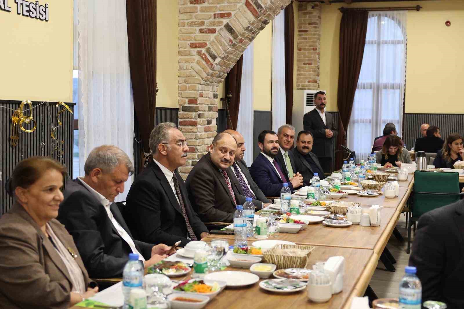 Gülpınar ilçe belediye başkanları ve meclis üyeleriyle iftarda buluştu
