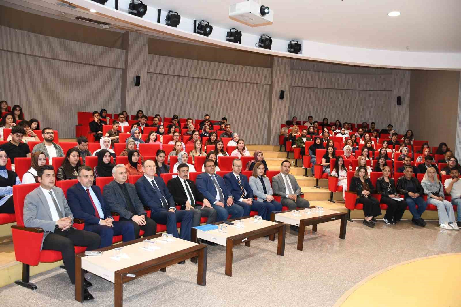 Gülsan Holding Yönetim Kurulu Başkanı Mustafa Topçuoğlu, Kilis’te Üniversitelilerle buluştu
