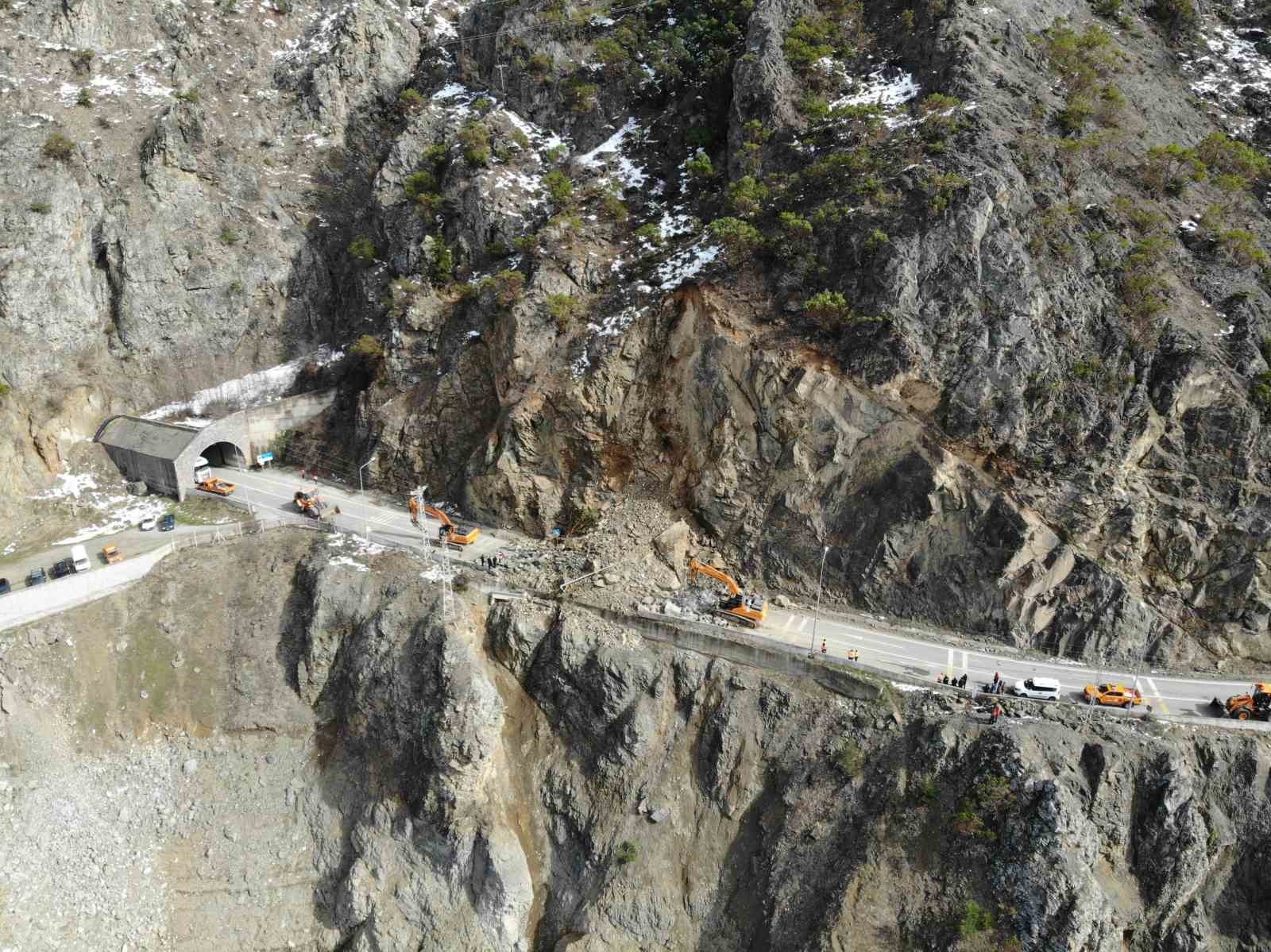 Gümüşhane - Giresun kara yolunu kapatan heyelan havadan görüntülendi
