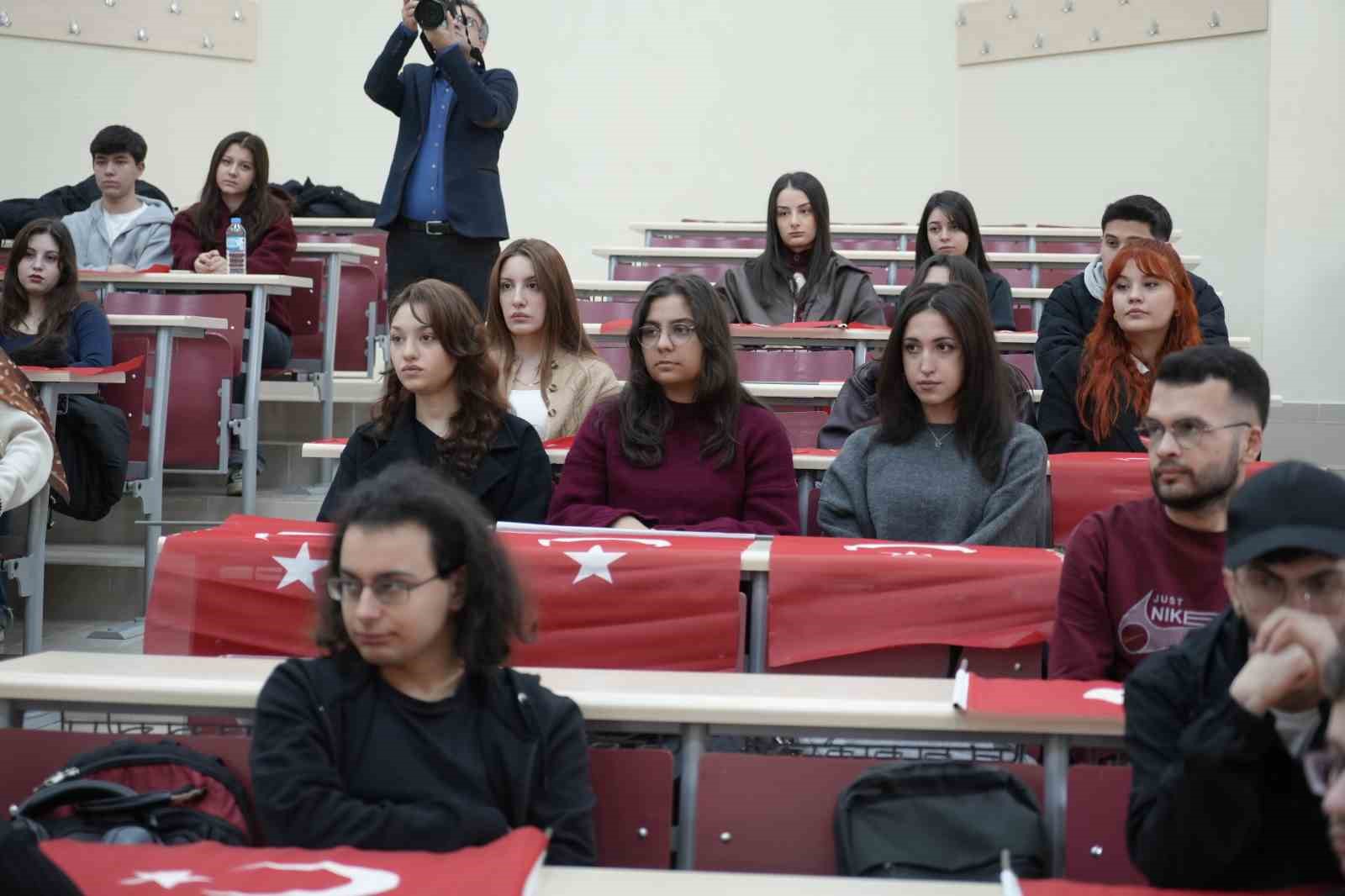Gümüşhane Üniversitesi’nde ilk ders Türk Bayrağı’na ayrıldı
