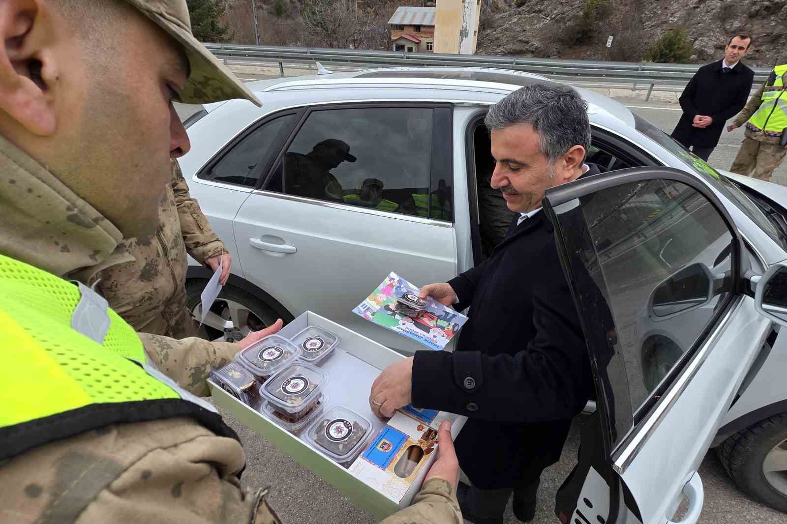 Gümüşhane Valisi Atay, bayram öncesi trafik denetimlerine katıldı
