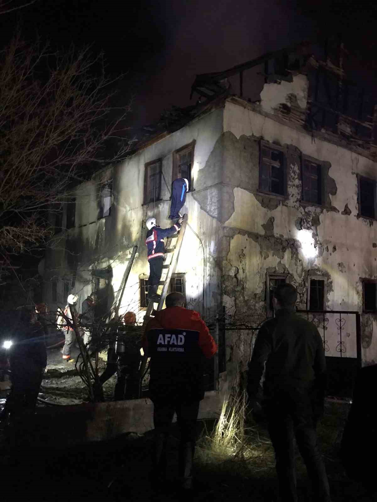 Gümüşhane’de 3 katlı evde yangın: Evdeki yaşlı adamı arama çalışmaları sürüyor
