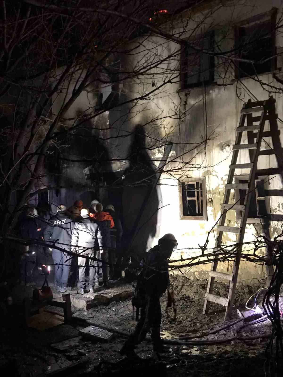 Gümüşhane’de 3 katlı evde yangın: Evdeki yaşlı adamı arama çalışmaları sürüyor
