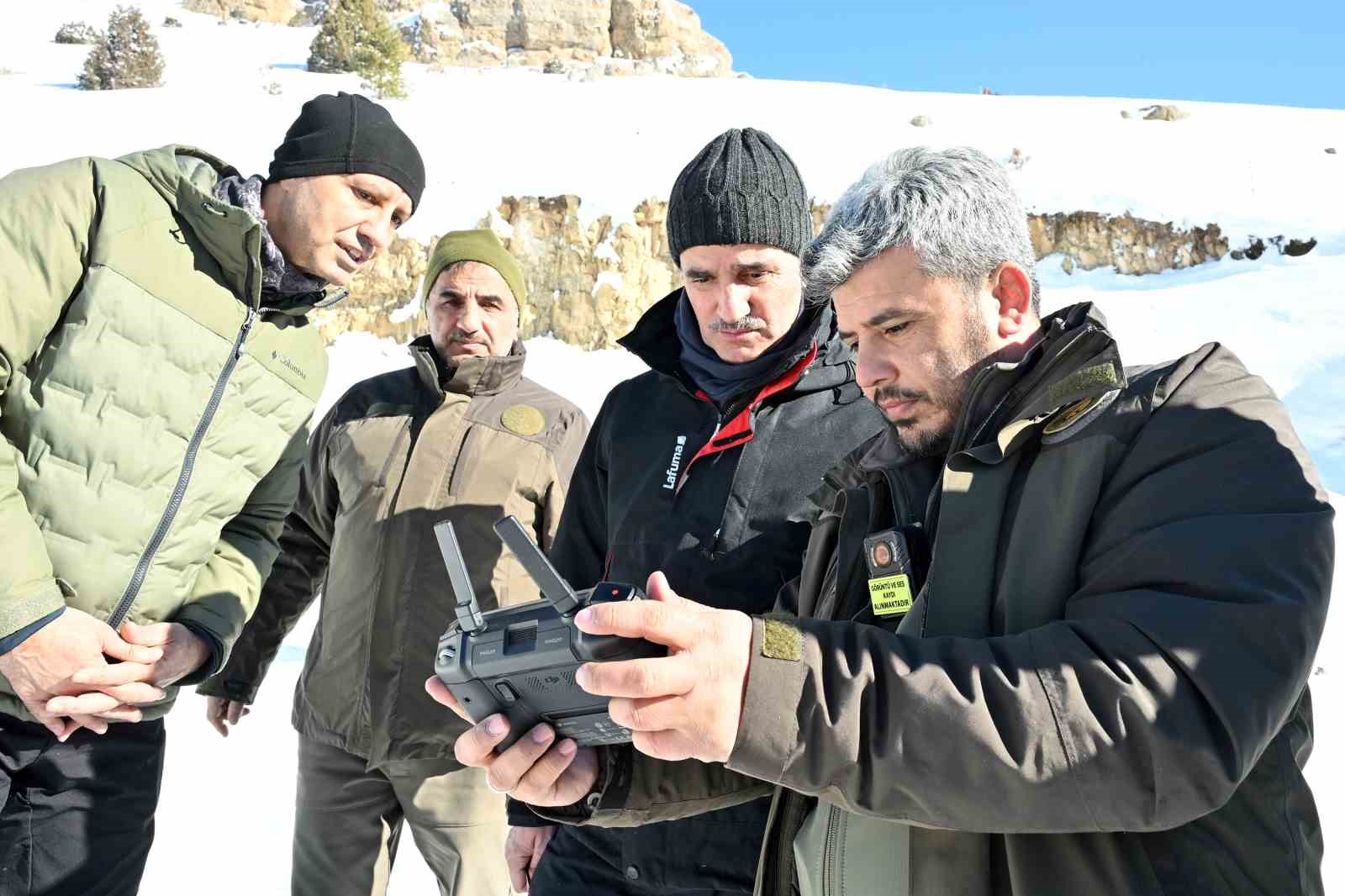 Gümüşhane’de aç kalan yaban hayvanları için seferberlik
Gümüşhane’de aç kalan yaban hayvanları için seferberlik