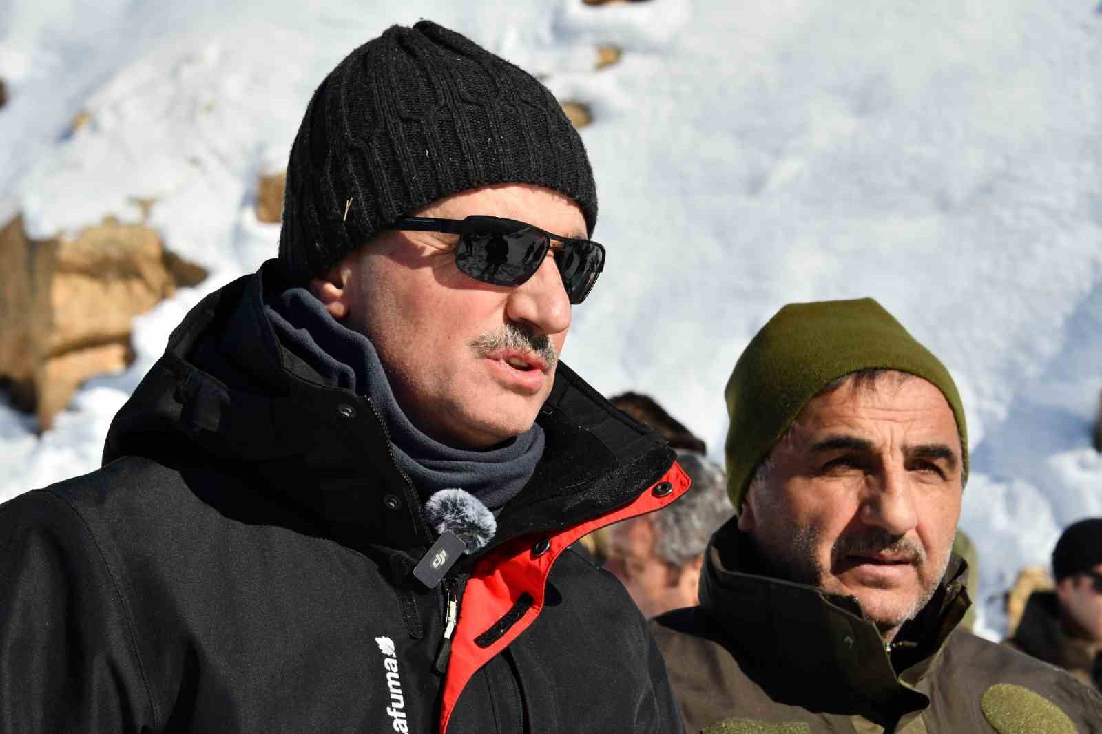 Gümüşhane’de aç kalan yaban hayvanları için seferberlik
Gümüşhane’de aç kalan yaban hayvanları için seferberlik