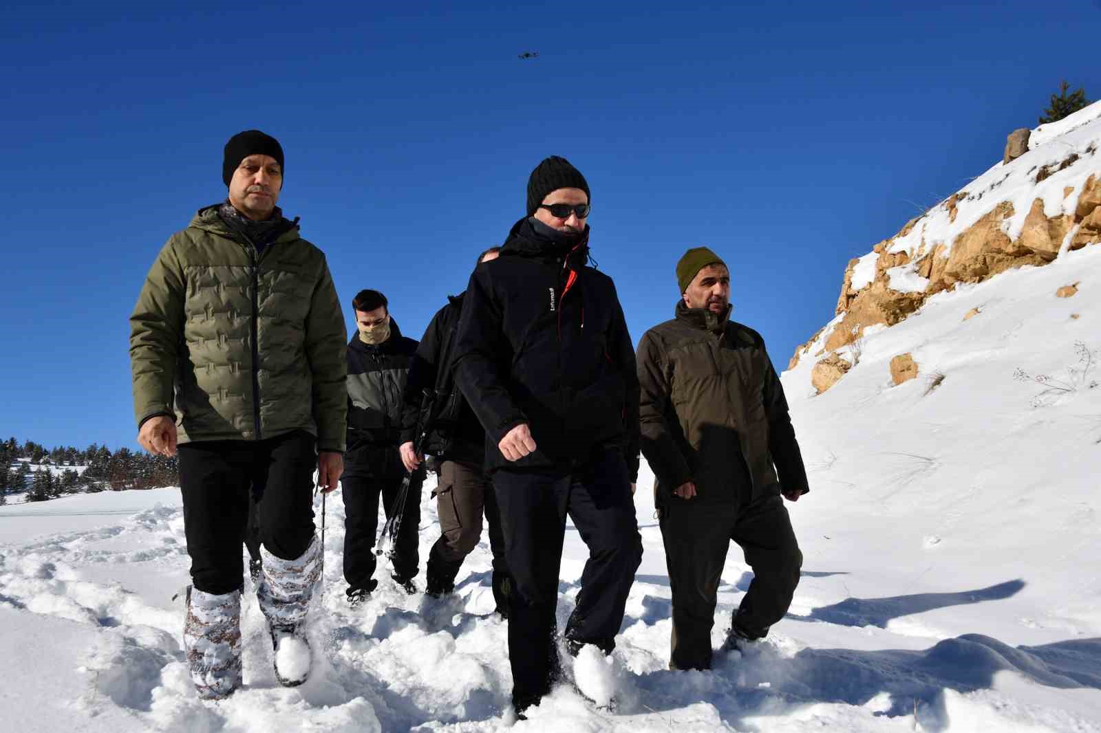 Gümüşhane’de aç kalan yaban hayvanları için seferberlik
Gümüşhane’de aç kalan yaban hayvanları için seferberlik