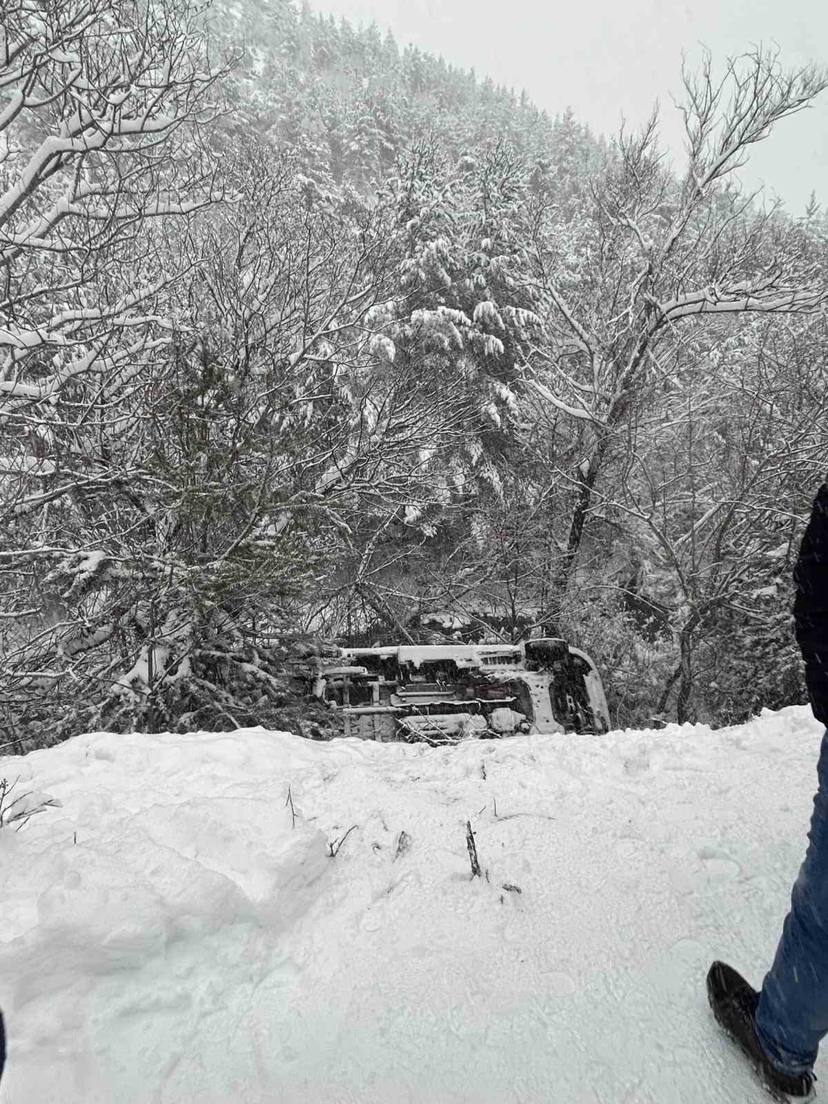 Gümüşhane’de ambulans dere yatağına yuvarlandı
