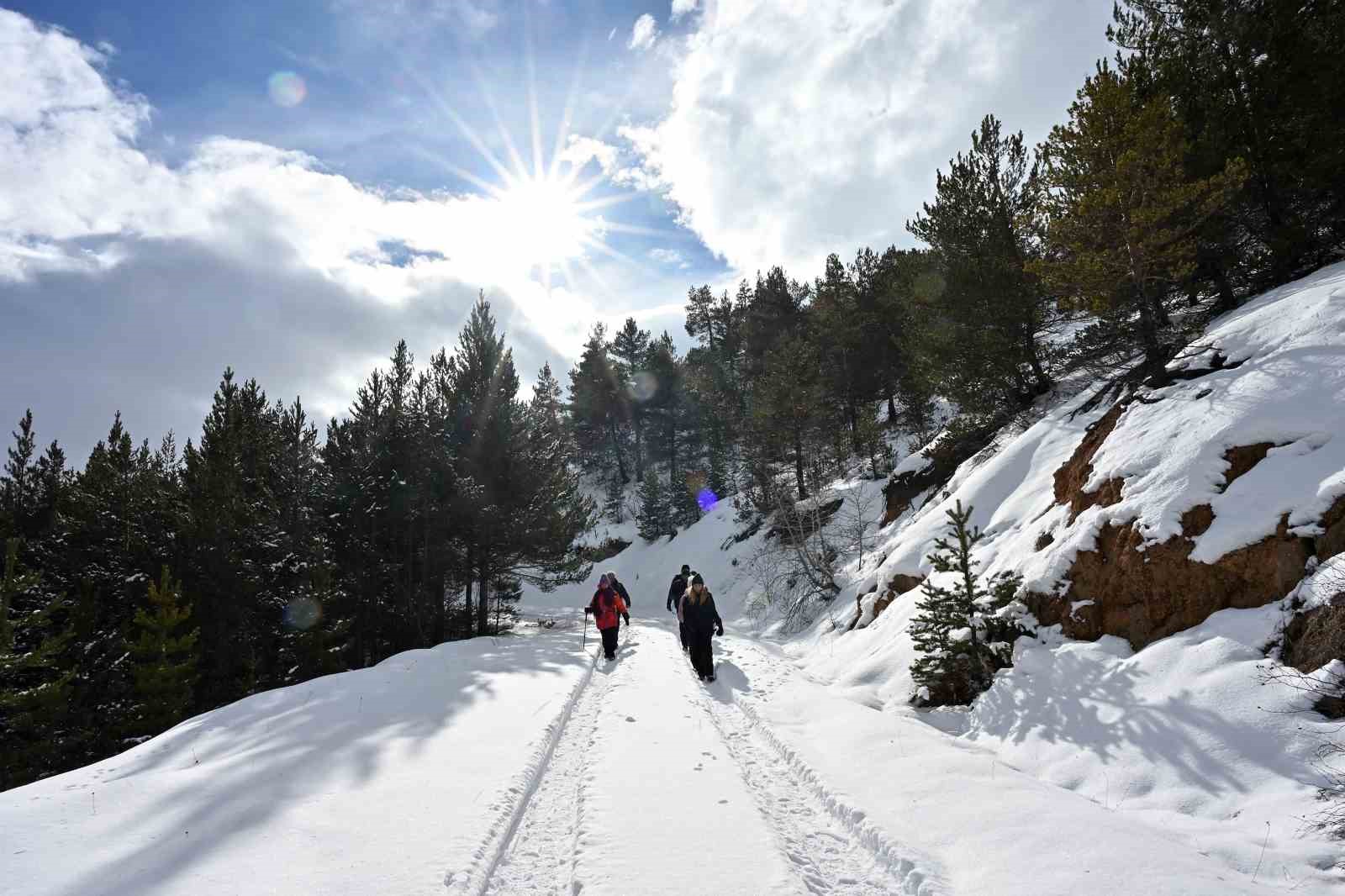 Gümüşhane’de beyaz yolculuk: Dağcılar kar üstünde buluştu
