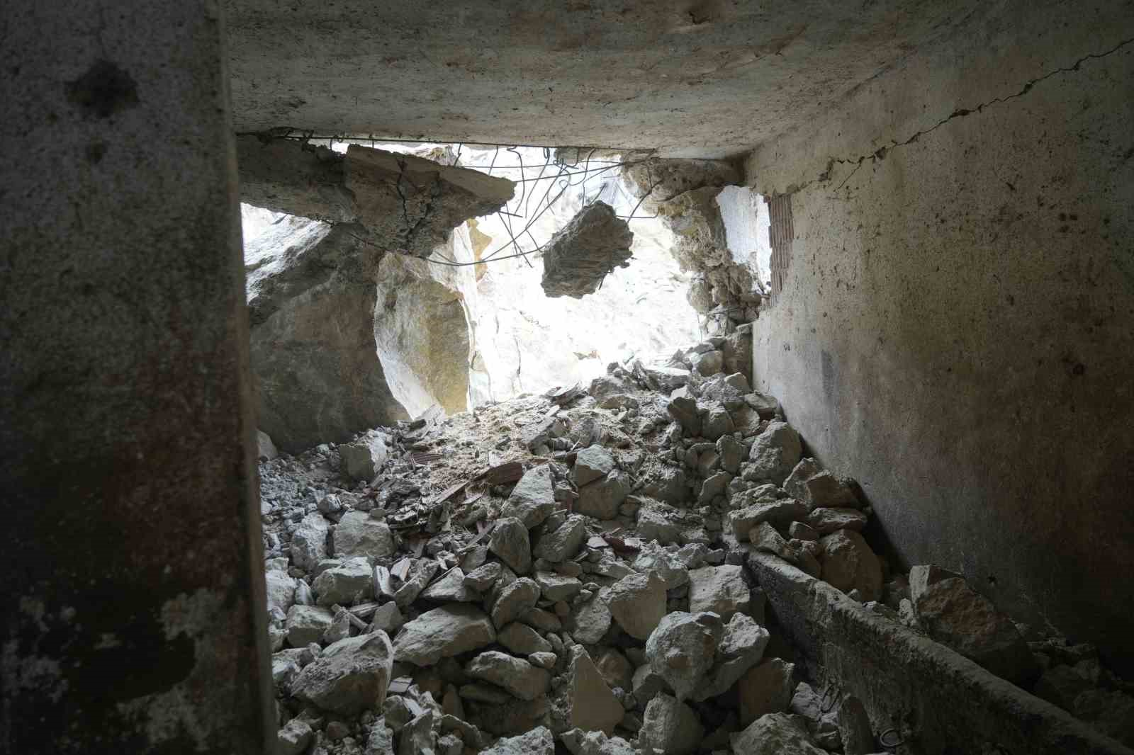 Gümüşhane’de dağdan kopan dev kayalar ahıra düştü, 3 ev boşaltıldı
