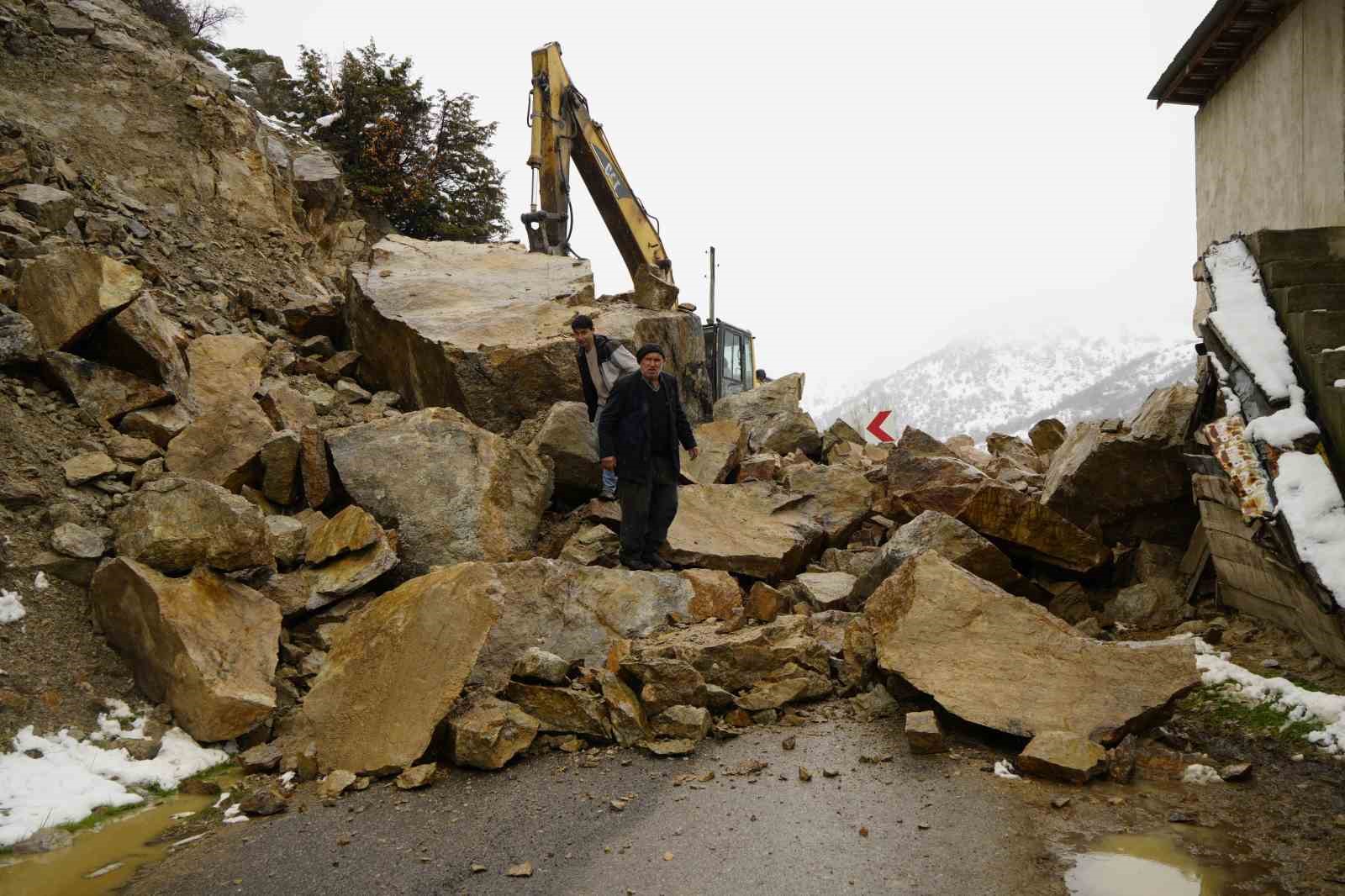 Gümüşhane’de dağdan kopan dev kayalar ahıra düştü, 3 ev boşaltıldı
