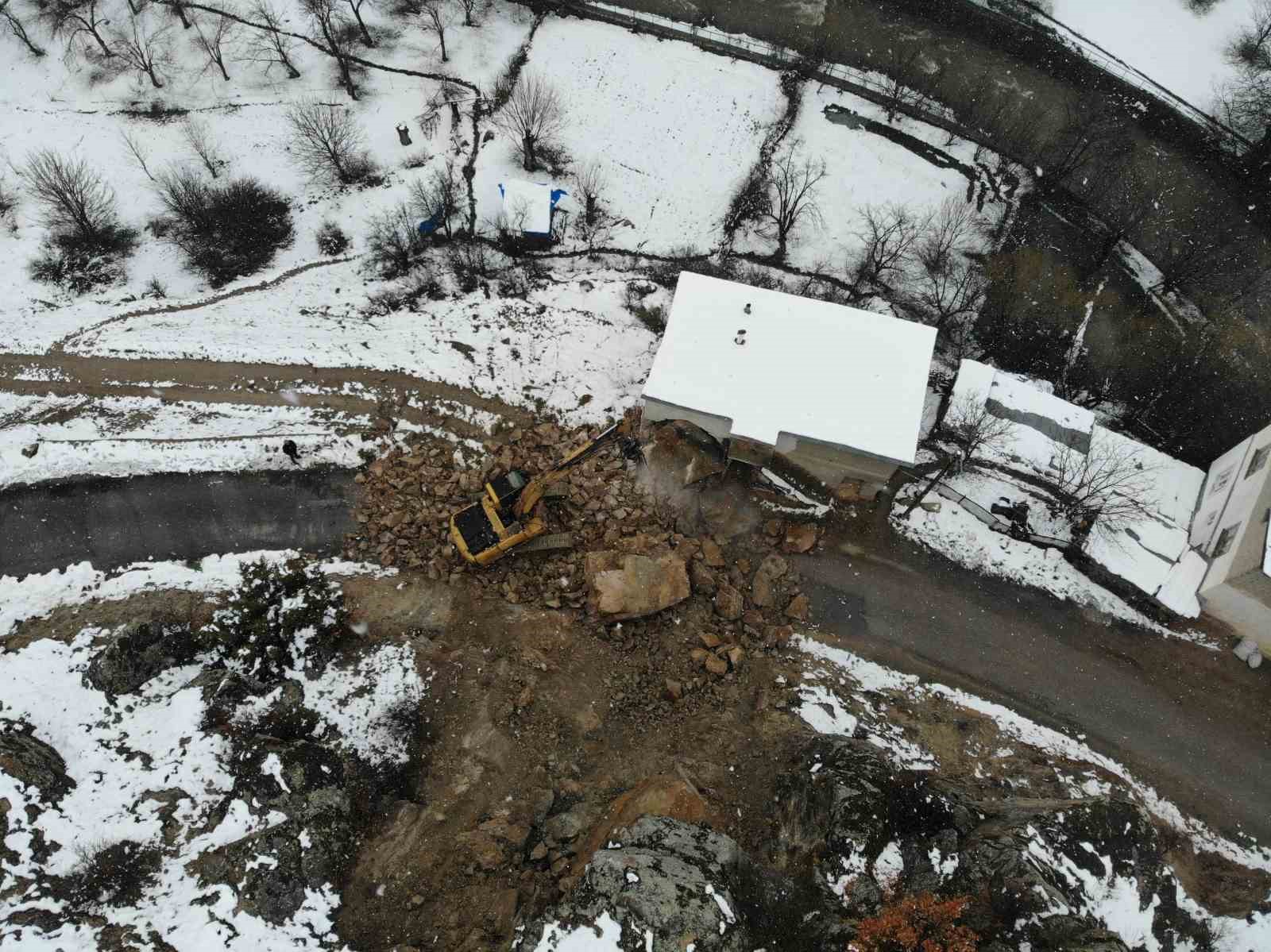 Gümüşhane’de dağdan kopan dev kayalar ahıra düştü, 3 ev boşaltıldı
