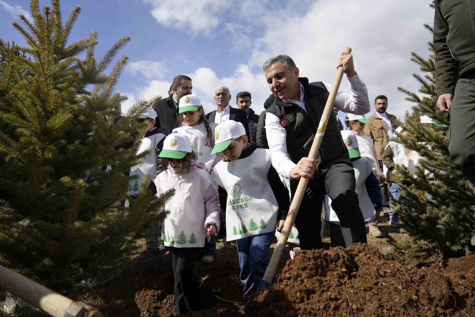 Gümüşhane’de fidanlar toprakla buluştu
