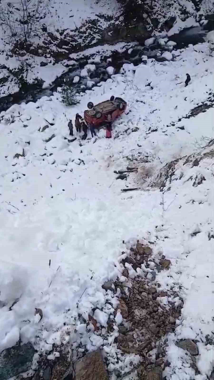 Gümüşhane’de kamyonet dere yatağına yuvarlandı: 5 yaralı
