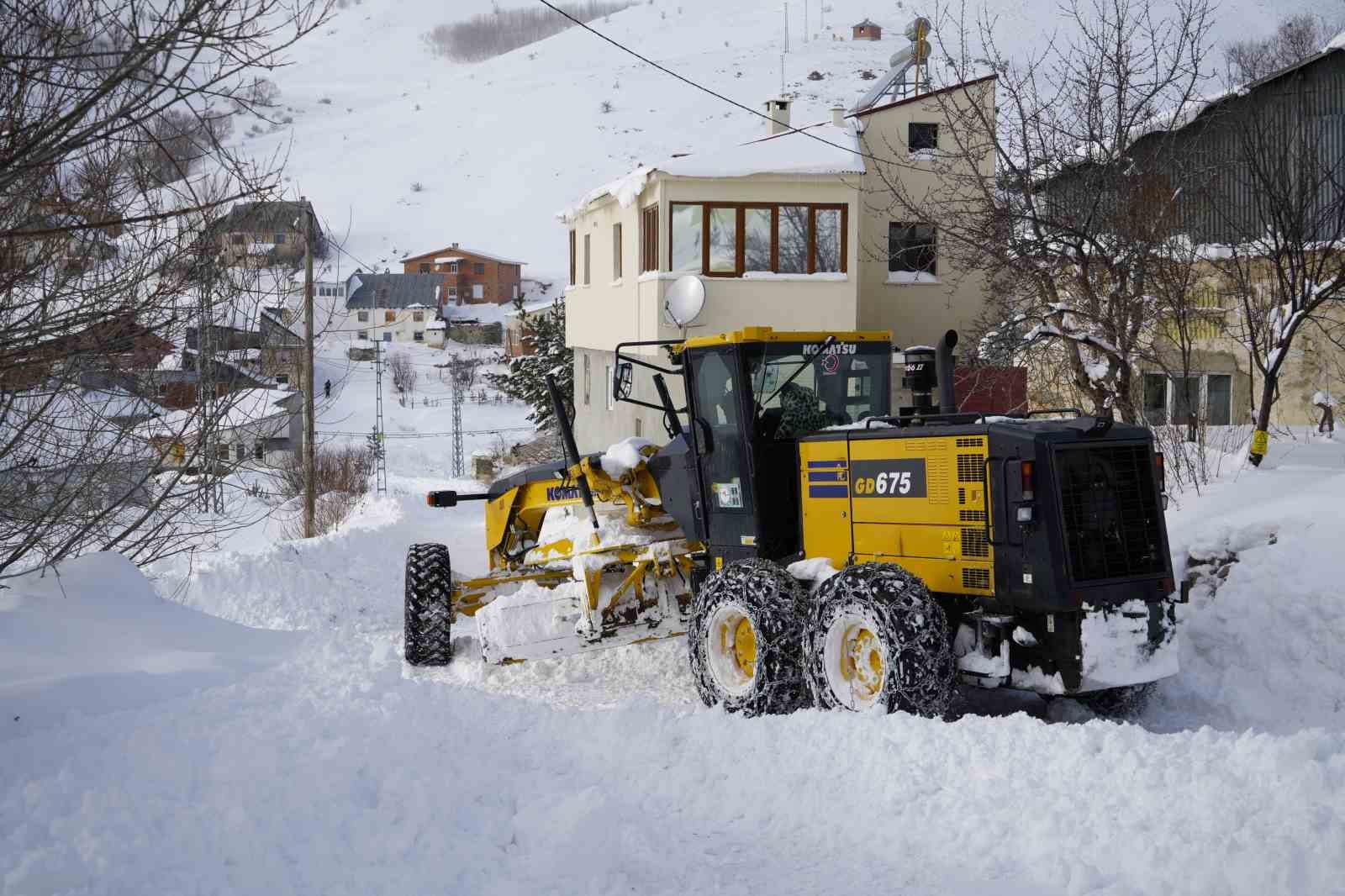 Gümüşhane’de kapanan köy yollarında kar mesaisi aralıksız sürüyor
