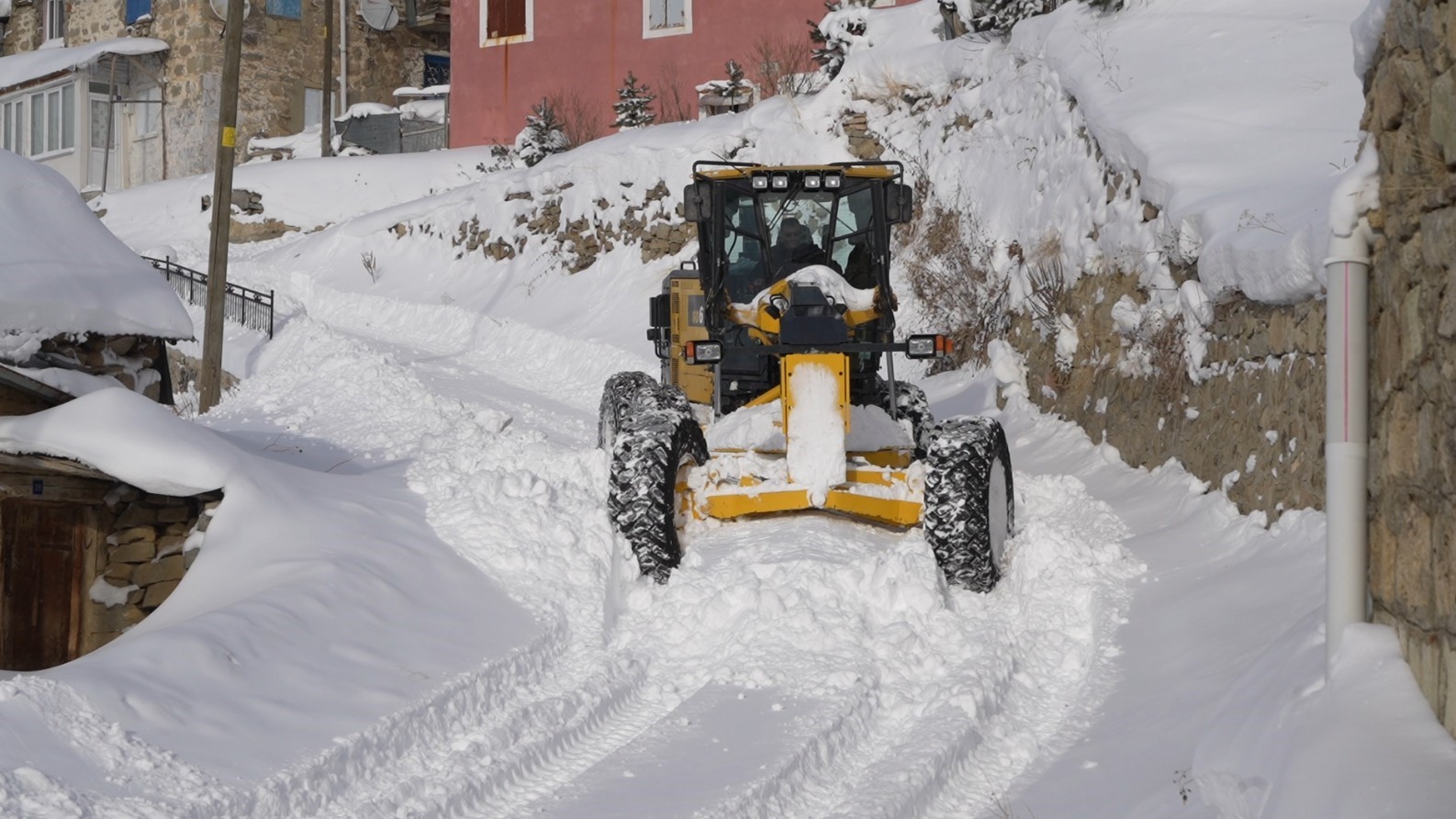 Gümüşhane’de kapanan köy yollarında kar mesaisi aralıksız sürüyor
