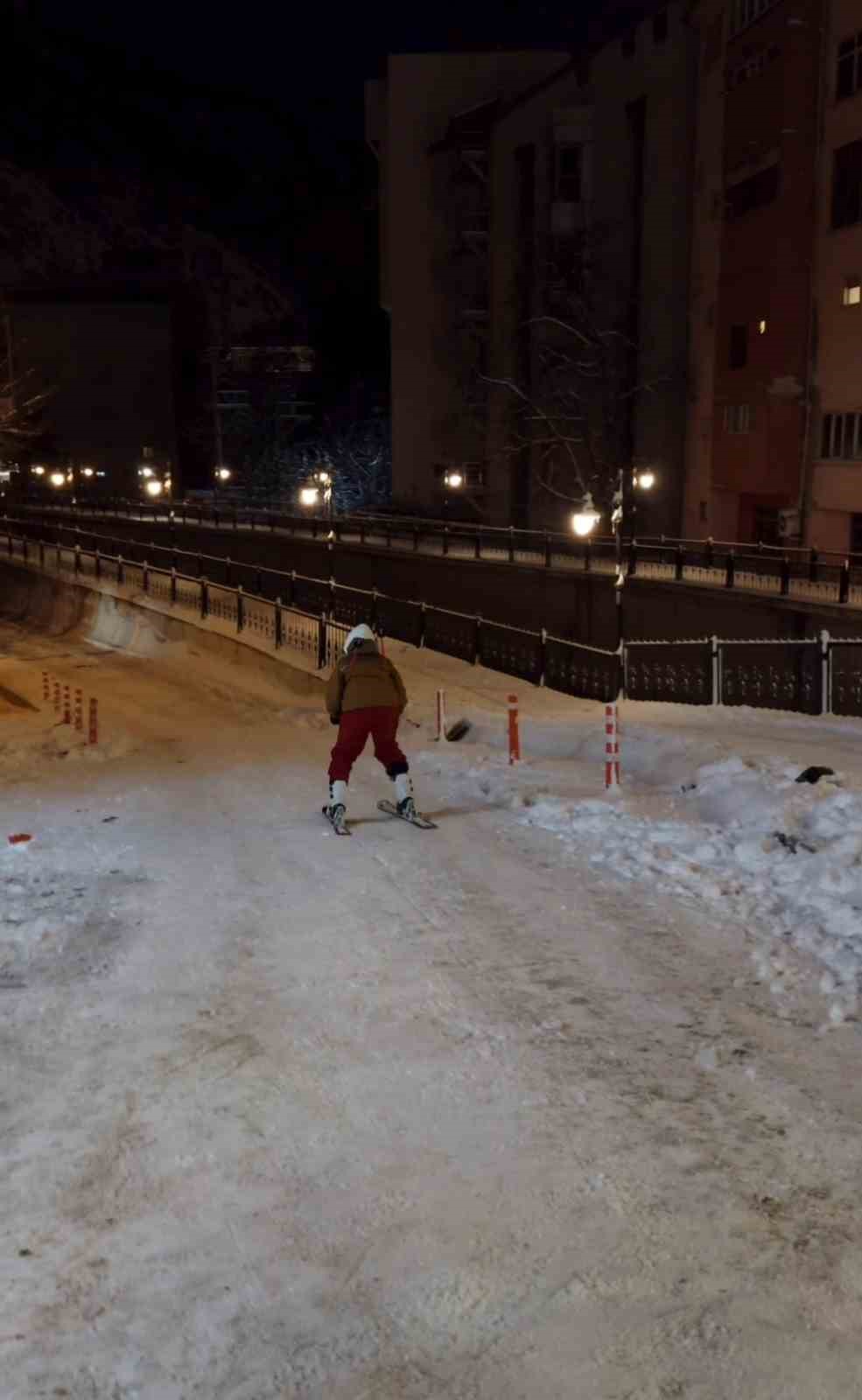 Gümüşhane’de kayakçılar kar yağışını fırsata çevirdi: Şehir merkezine kayarak indiler
