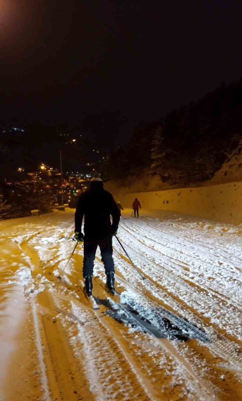Gümüşhane’de kayakçılar kar yağışını fırsata çevirdi: Şehir merkezine kayarak indiler
