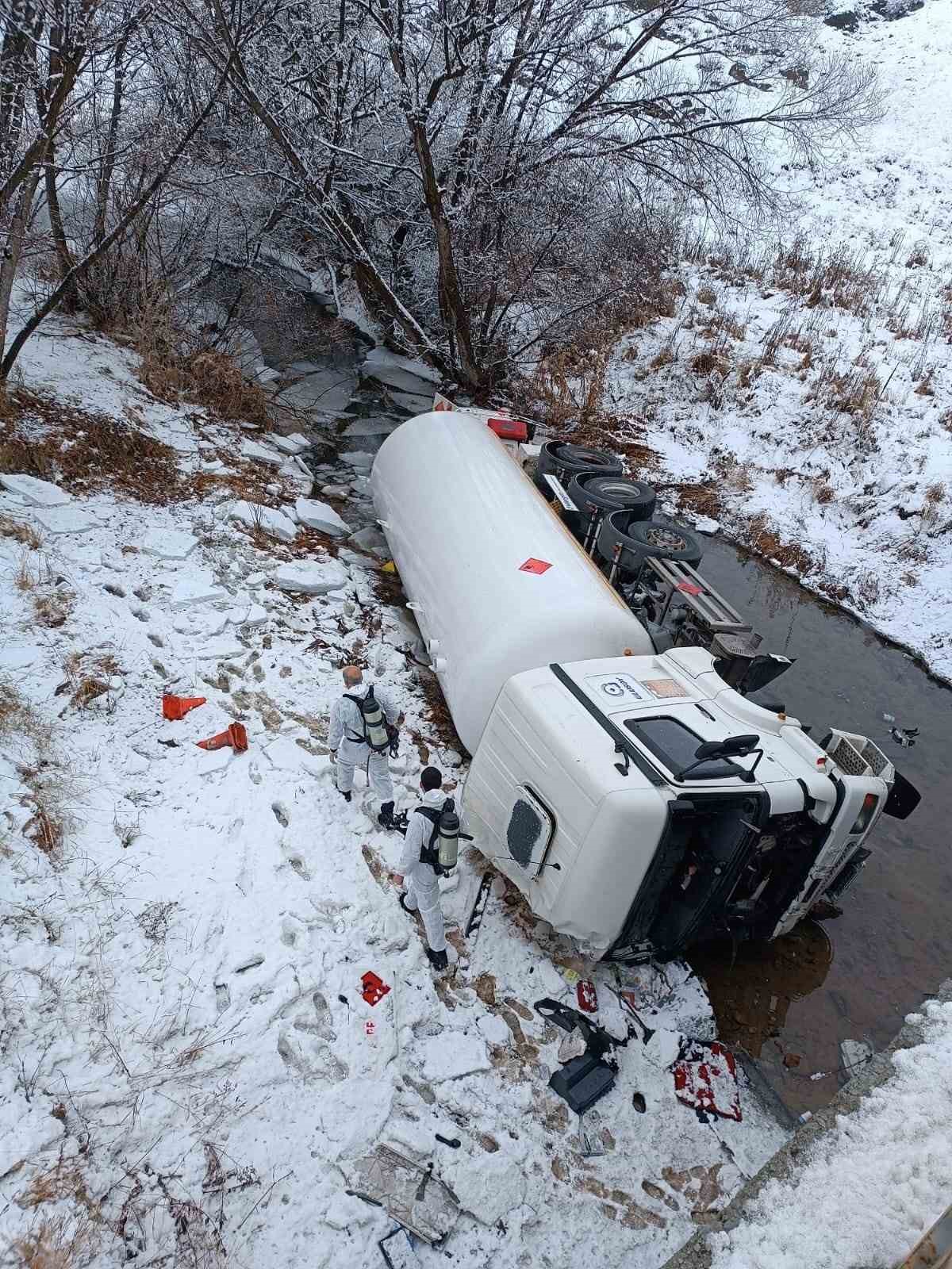 Gümüşhane’de LPG yüklü tanker dere yatağına devrildi: 1 yaralı
