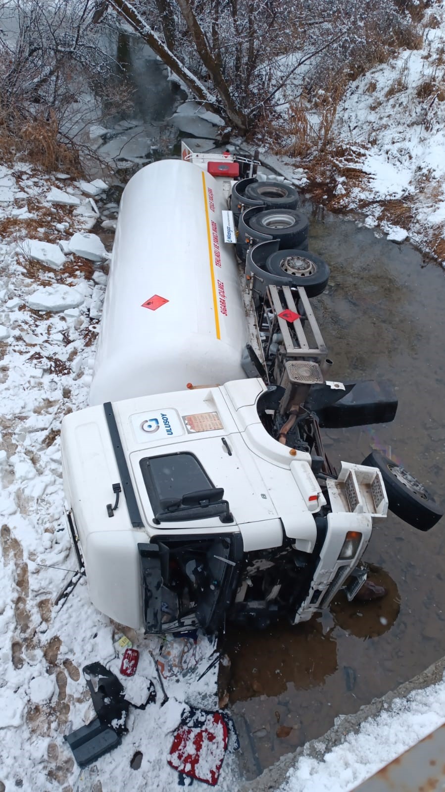 Gümüşhane’de LPG yüklü tanker dere yatağına devrildi: 1 yaralı
