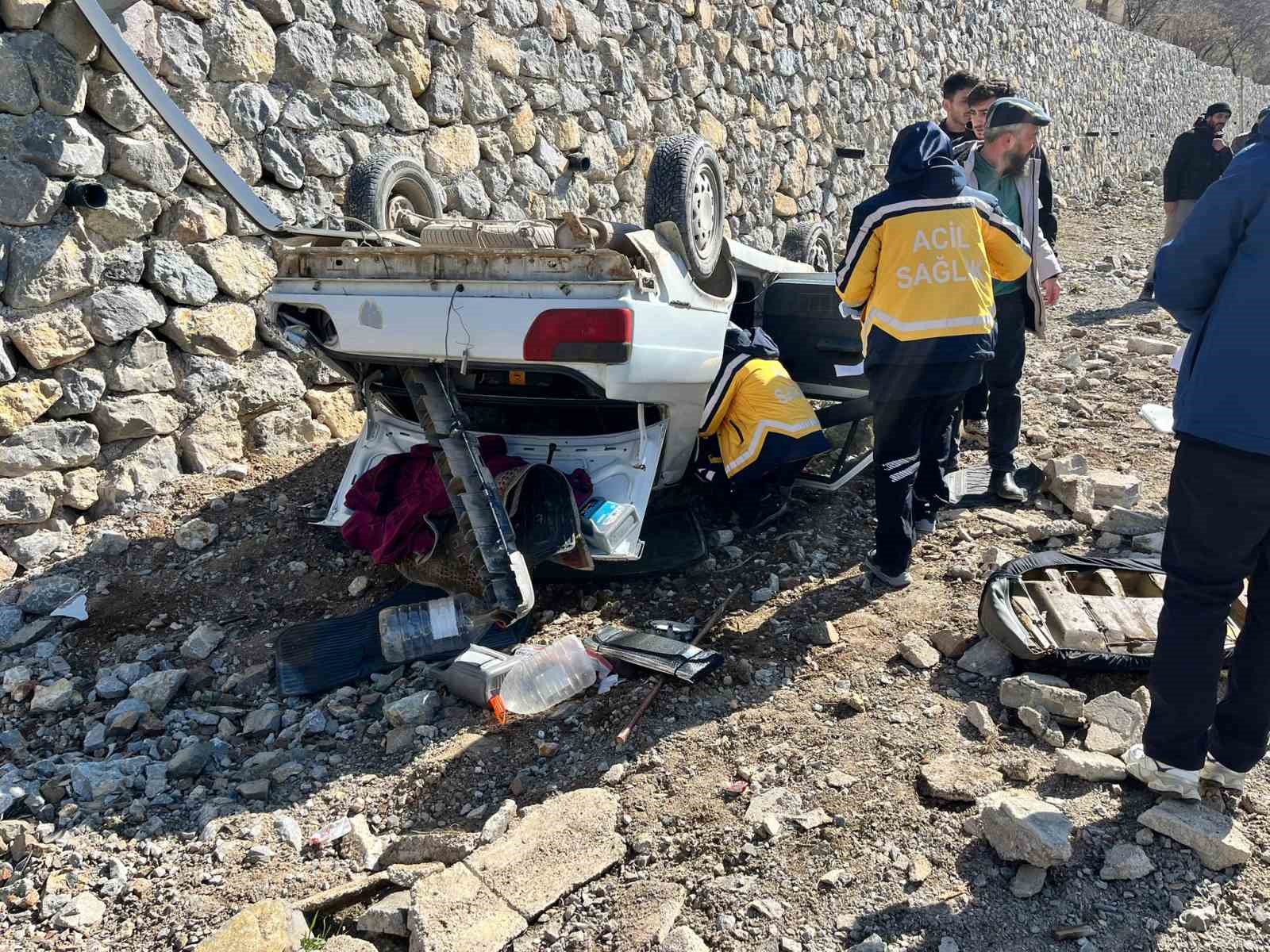 Gümüşhane’de otomobil ters döndü: 2 yaralı
