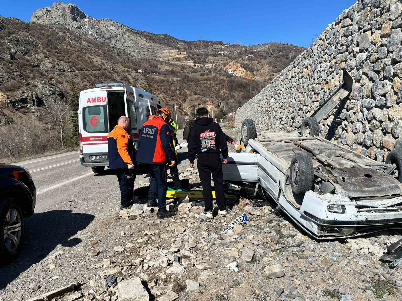 Gümüşhane’de otomobil ters döndü: 2 yaralı
