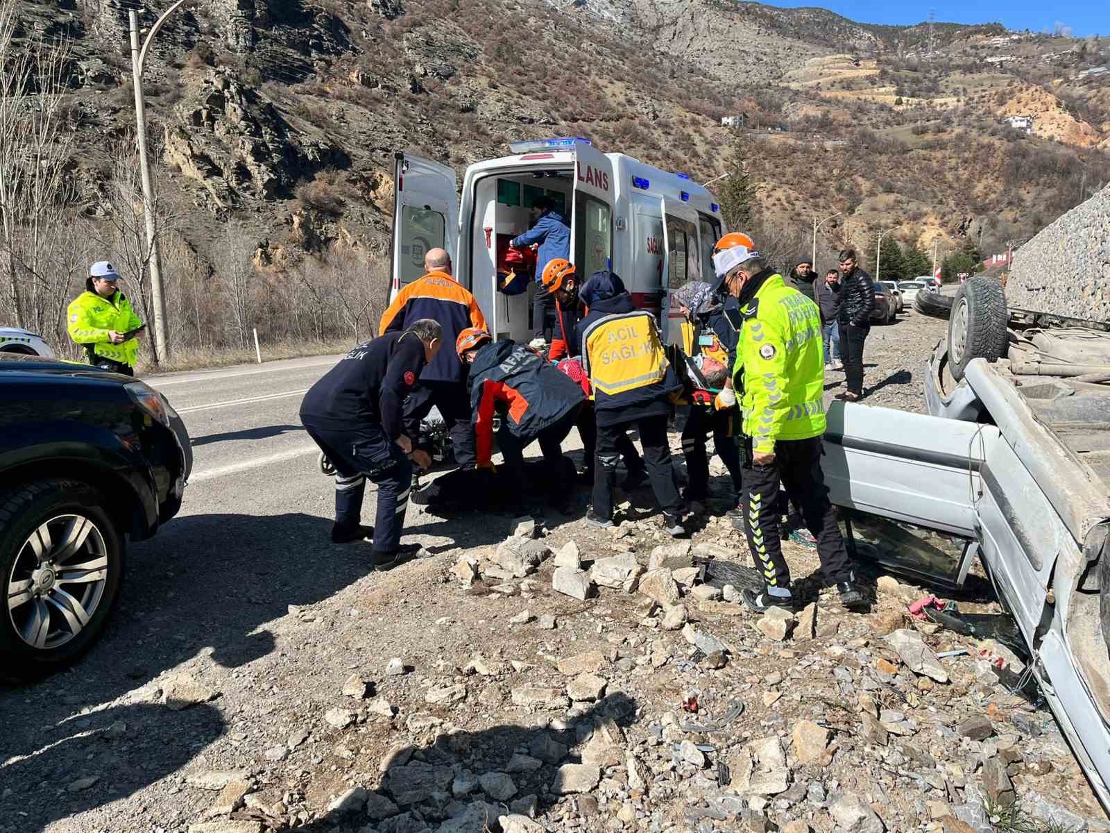 Gümüşhane’de otomobil ters döndü: 2 yaralı
