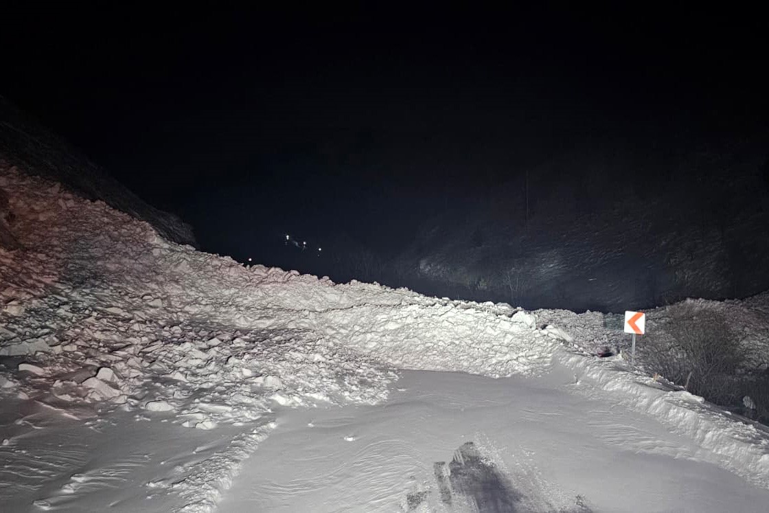 Gümüşhane’de Yağmurdere karayoluna çığ düştü
